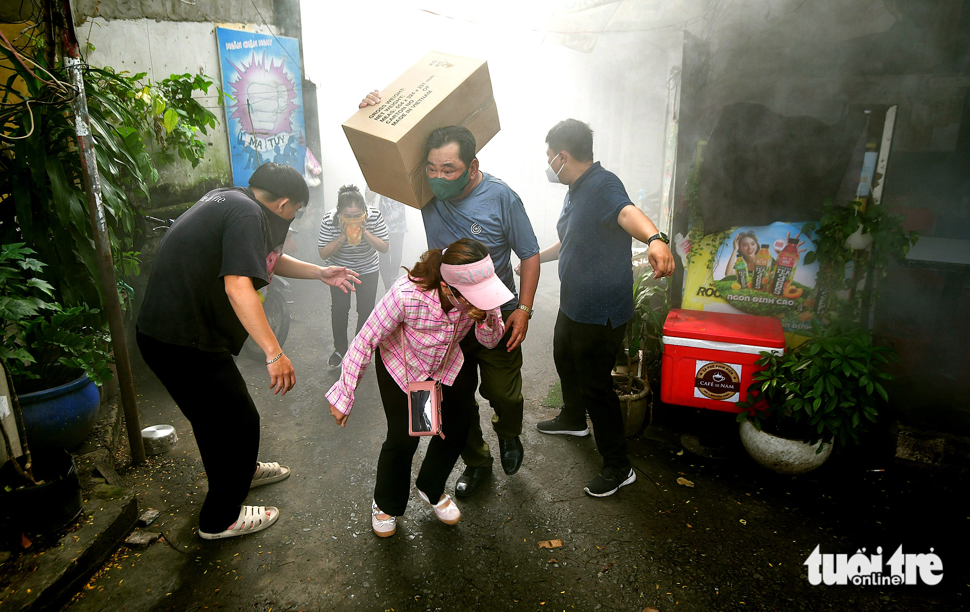 春和坊进行消防演练，指导居民在封闭场所逃生