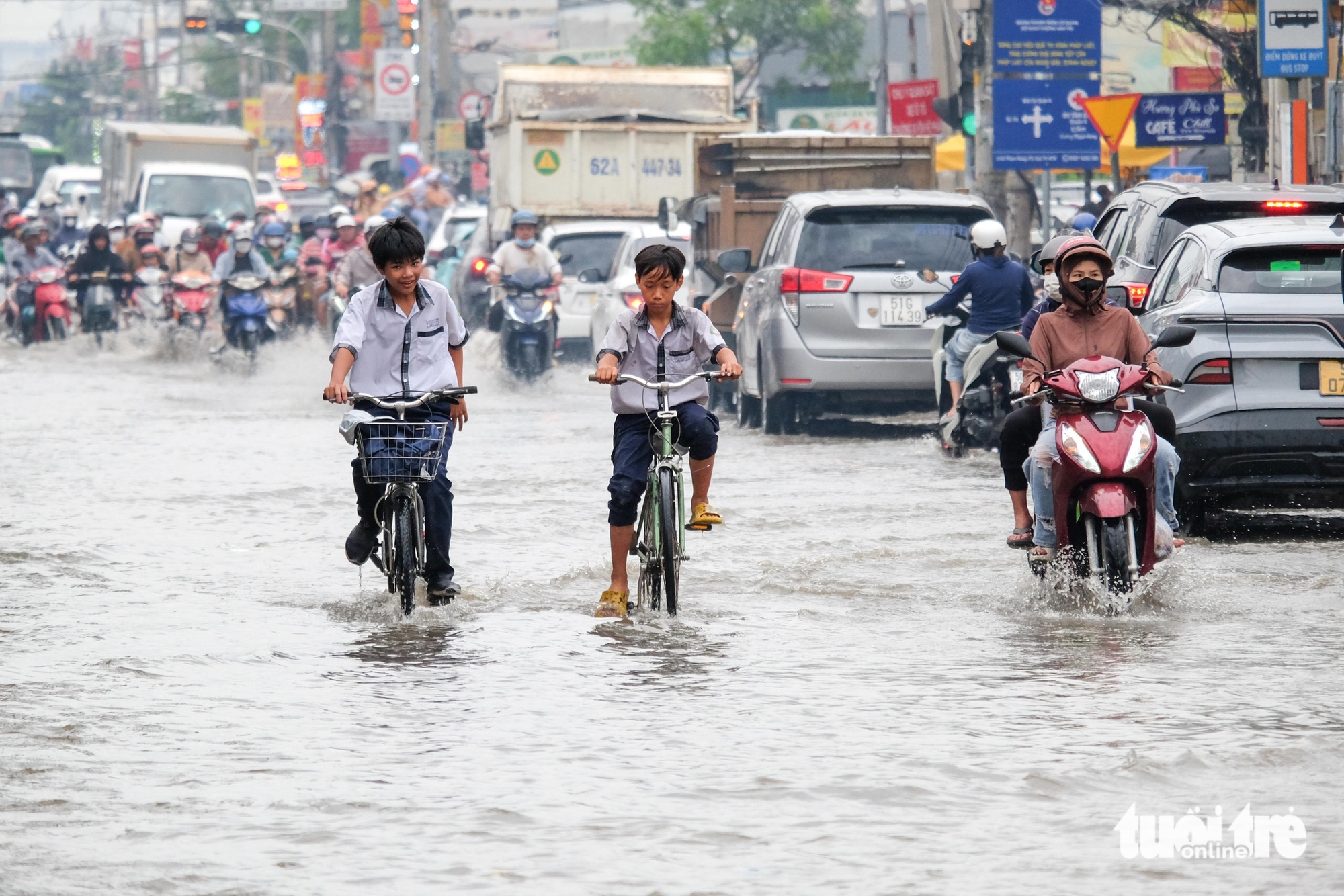 武元甲路在涨潮中‘淹没’，居民齐心协力铺帆布、堆沙袋阻挡洪水