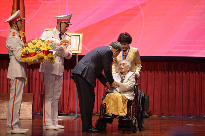 总书记向阮氏萍女士授予劳动英雄称号