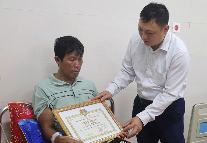 两名李山居民在风暴中救人获表彰