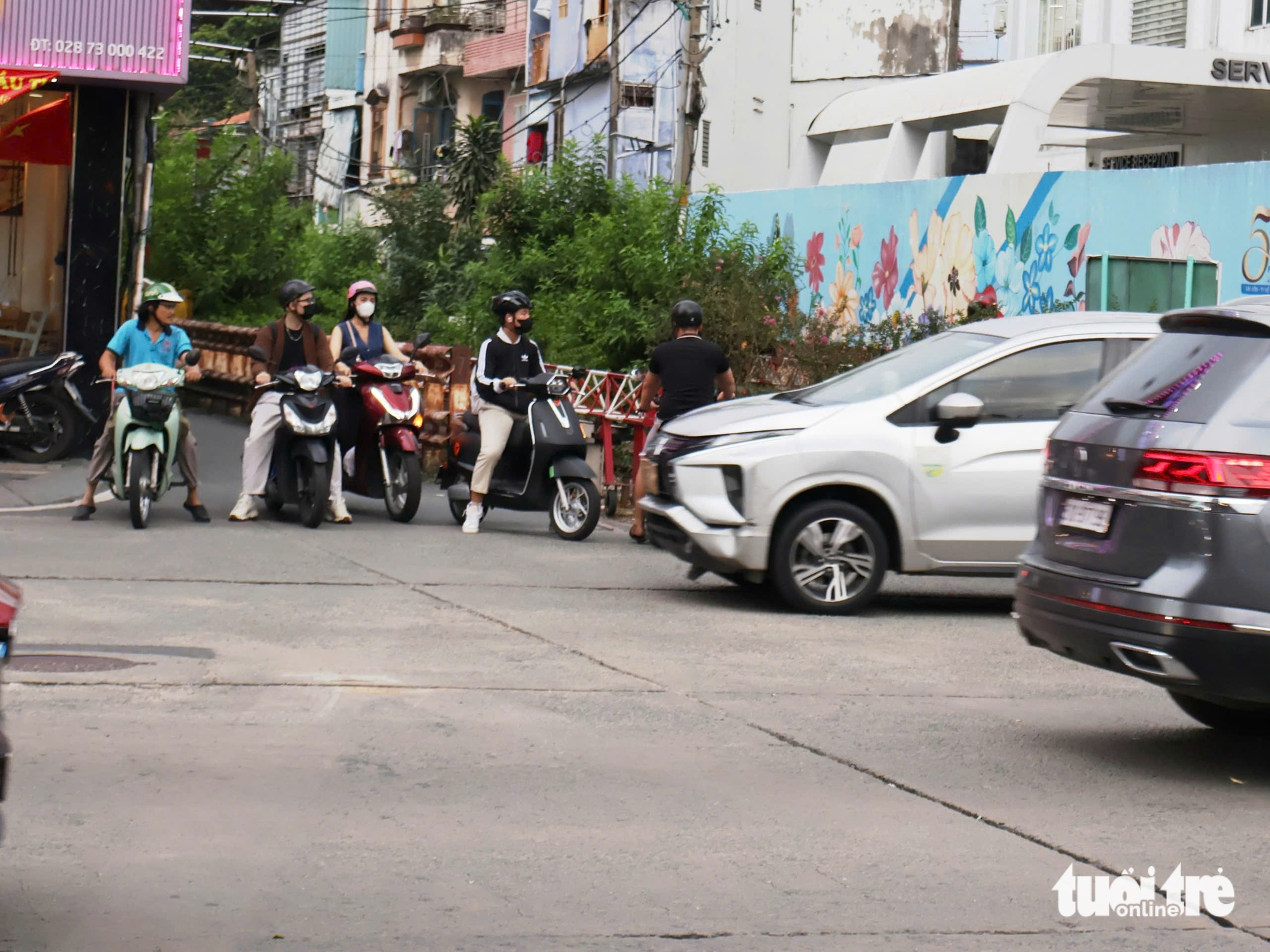 明知危险却仍横穿铁路，只因……方便