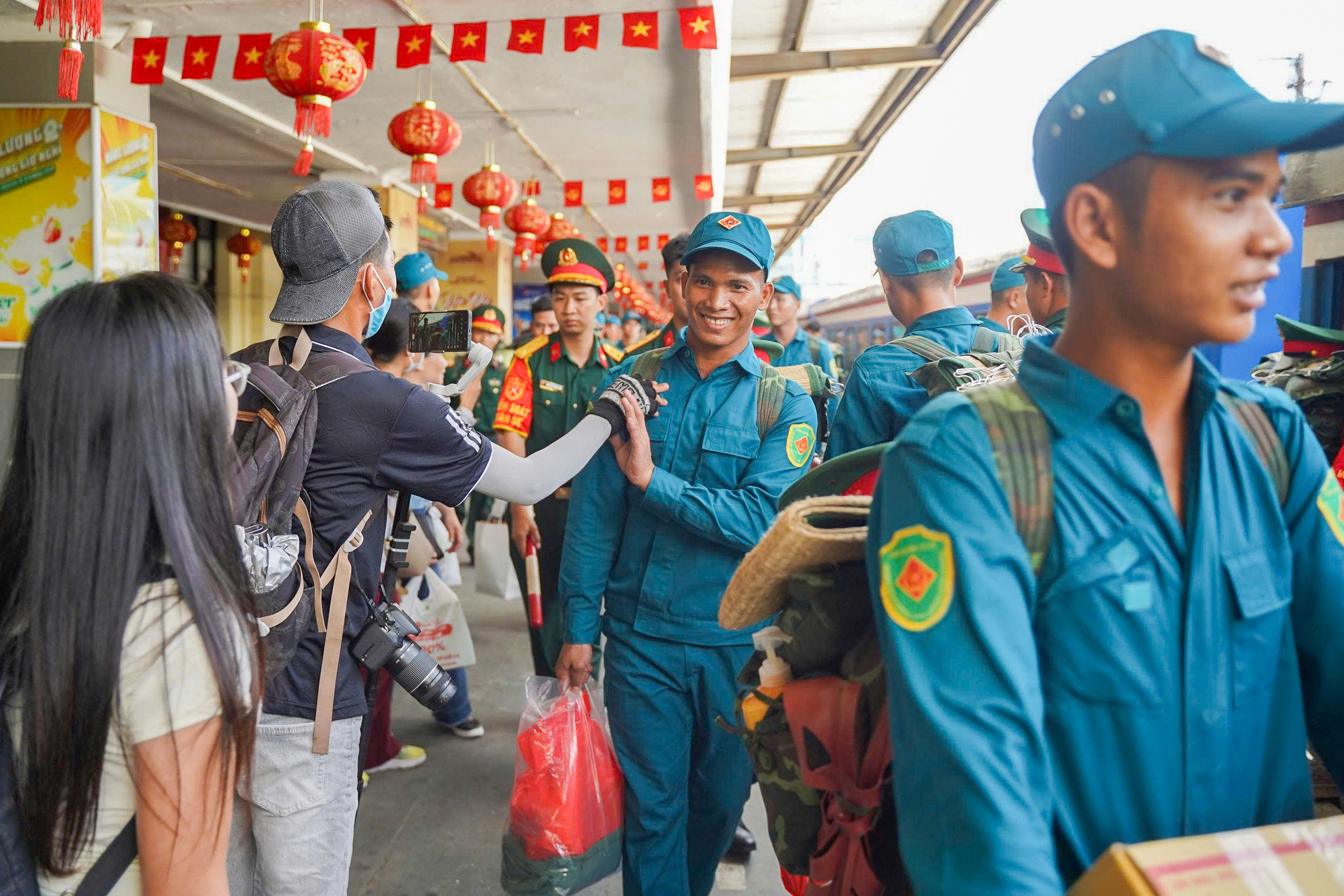火车离站，将A80战士们送回爱的怀抱，与人民‘心连心’