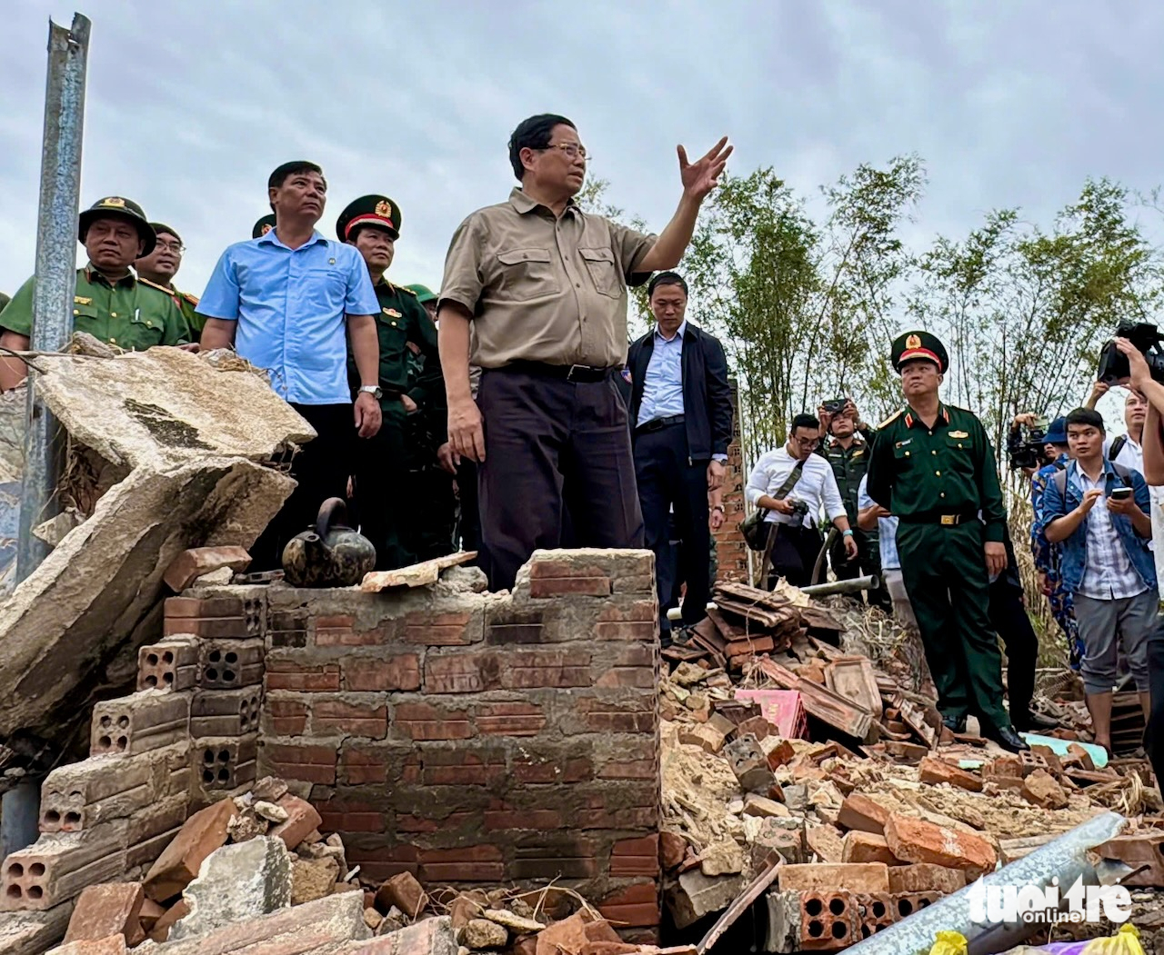 访问富安省洪水中心，总理详细指导为民众建造防洪房屋