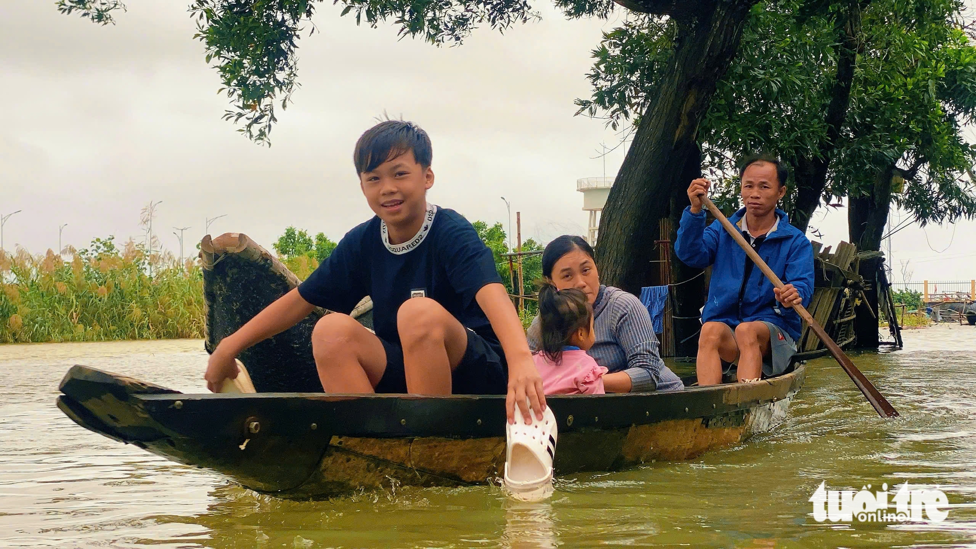 顺化市村民在12号台风后潮水中艰难挣扎