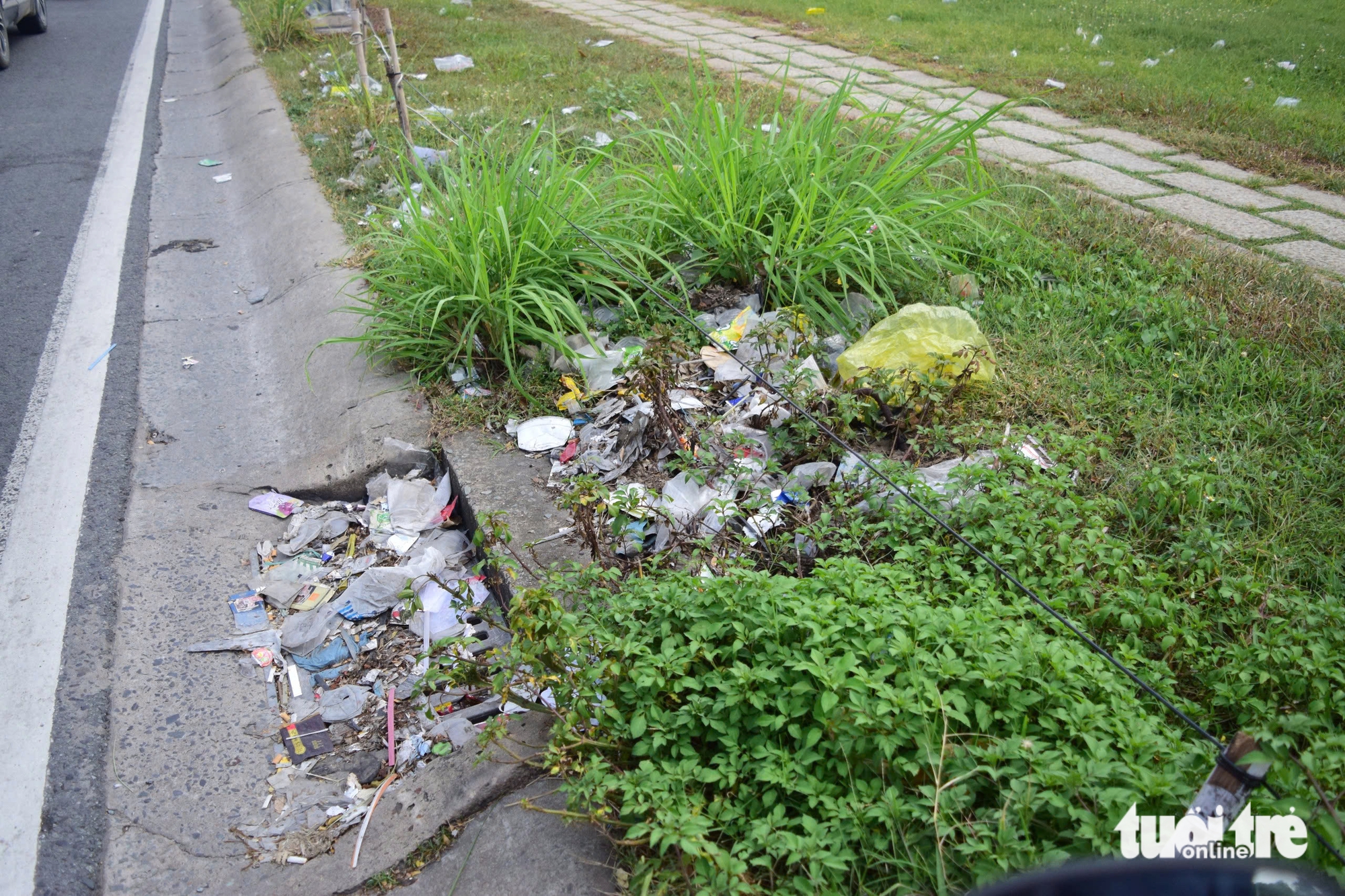 Bưng Ông Thoàn 路上垃圾堆积数月