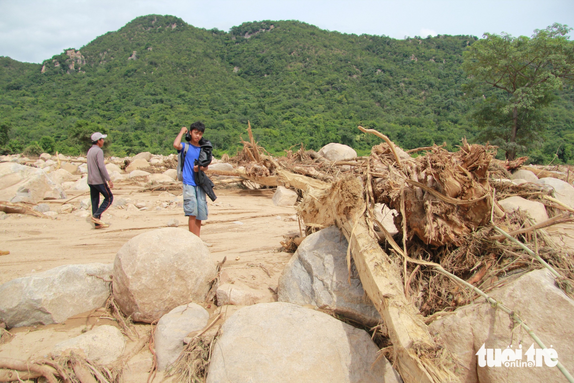 近距离观察山上水库溃坝摧毁农作物和民宅