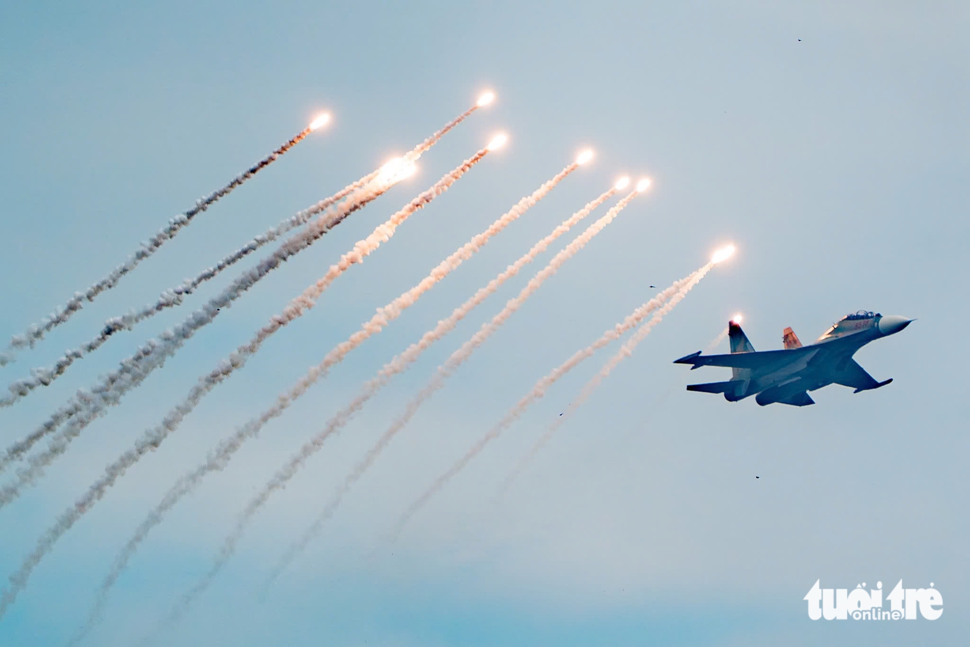 苏-30MK2战斗机投放干扰弹，直升机在首都上空拉旗
