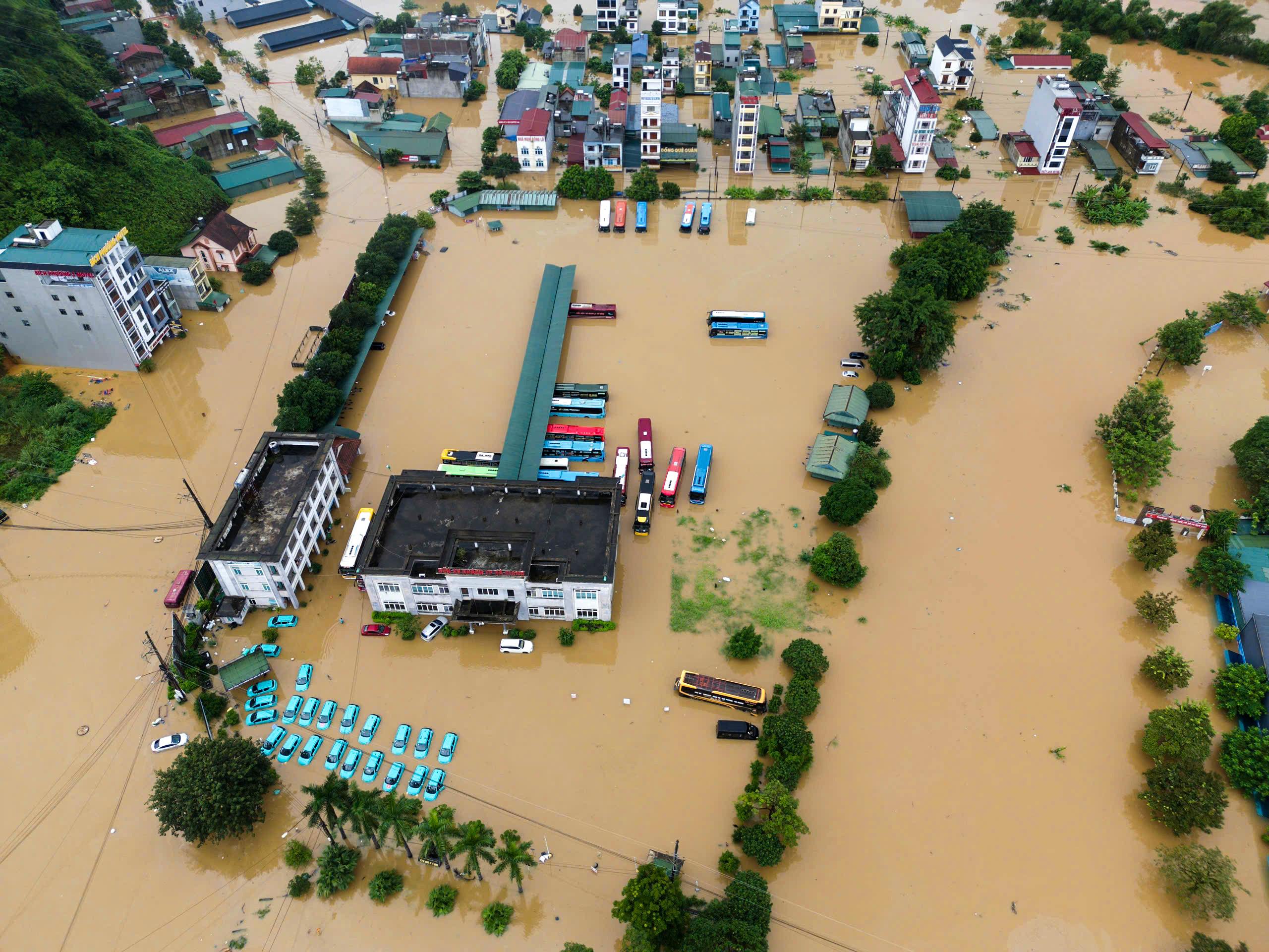 河江街道在历史性洪水中被淹没的景象