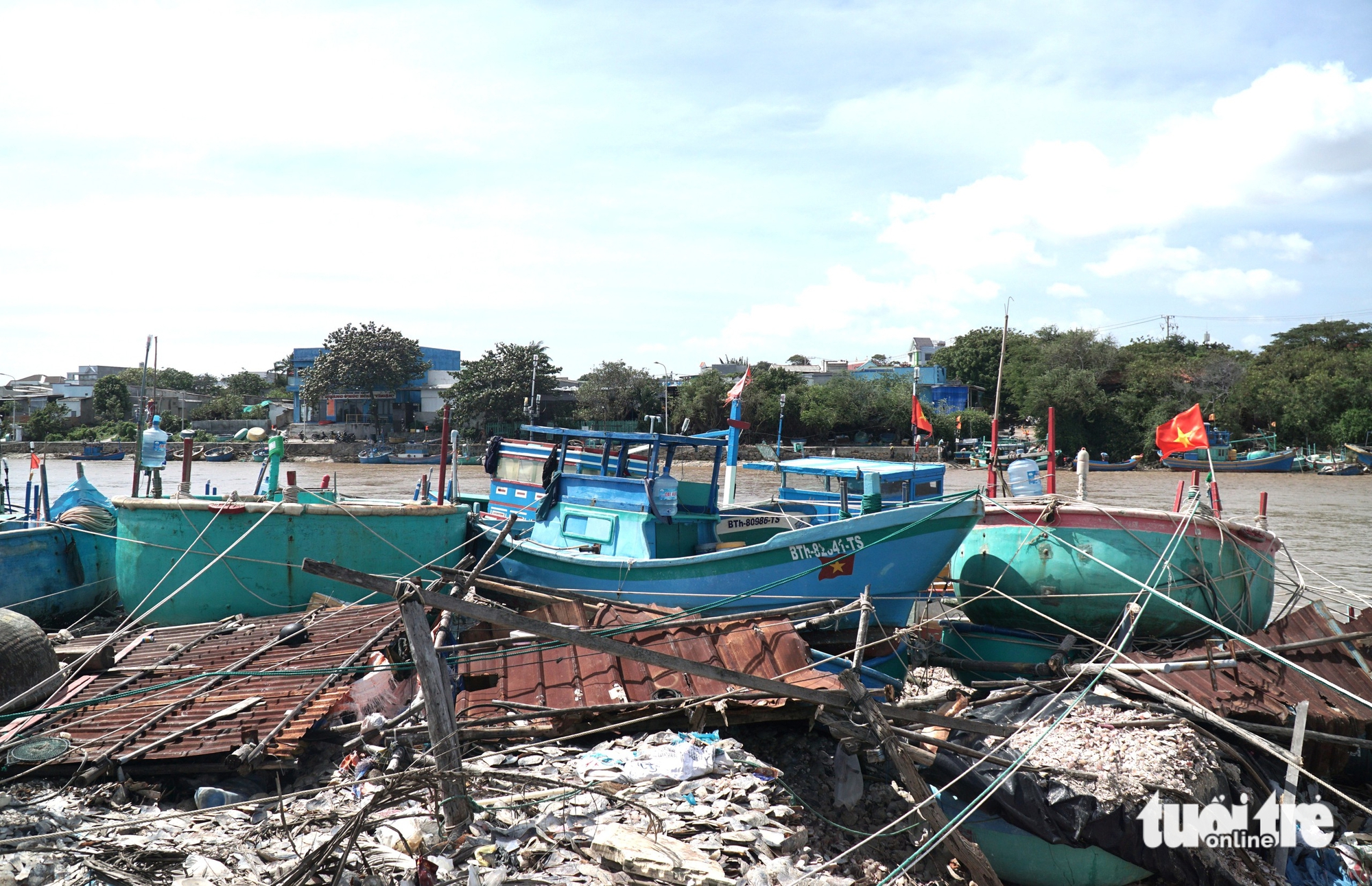 渔民在连香海口打捞沉没渔船后心痛不已