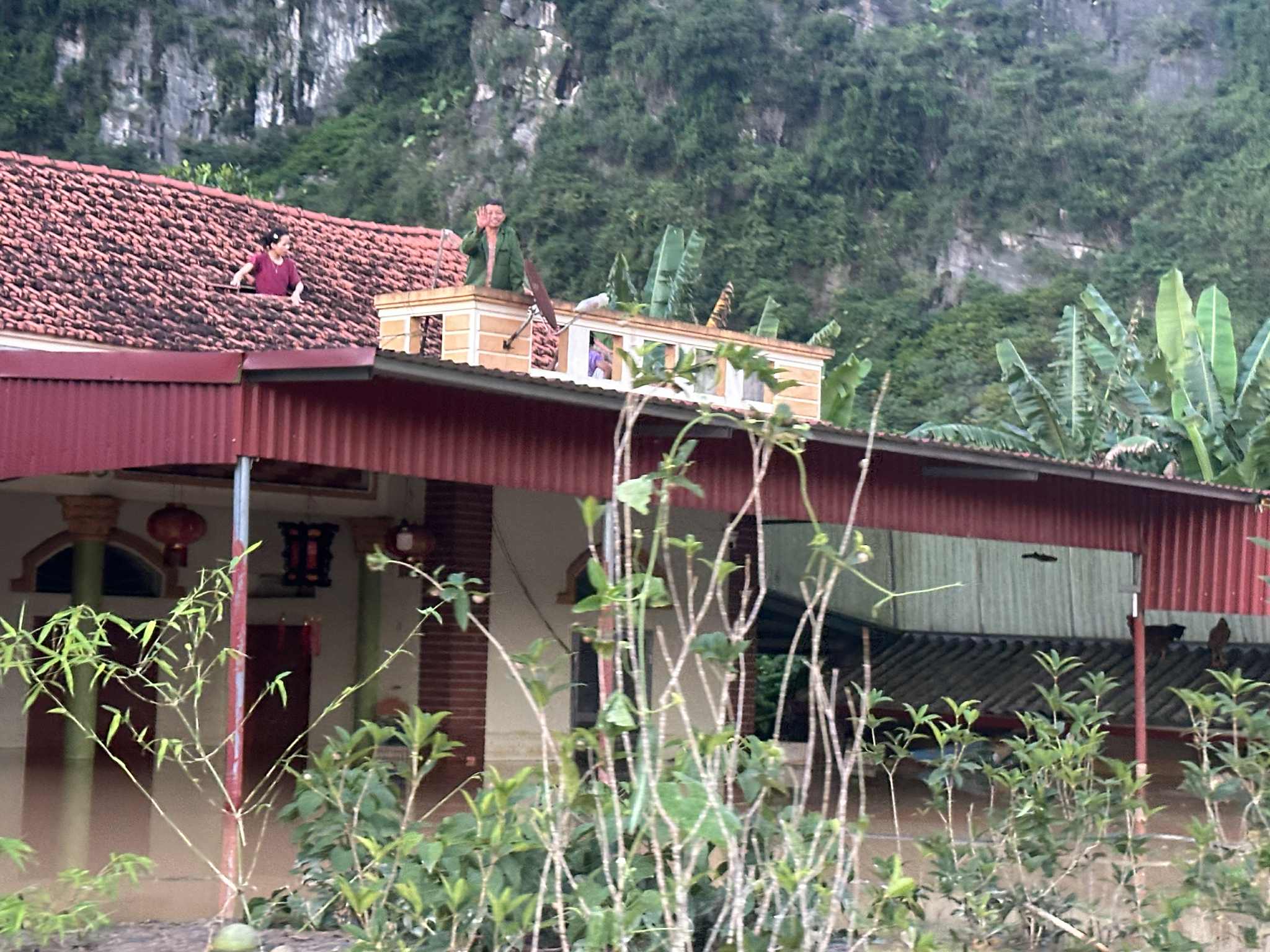 历史性洪水，居民爬上屋顶，逃往山上等待救援