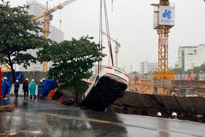 岘港市中心天坑吞噬两辆汽车