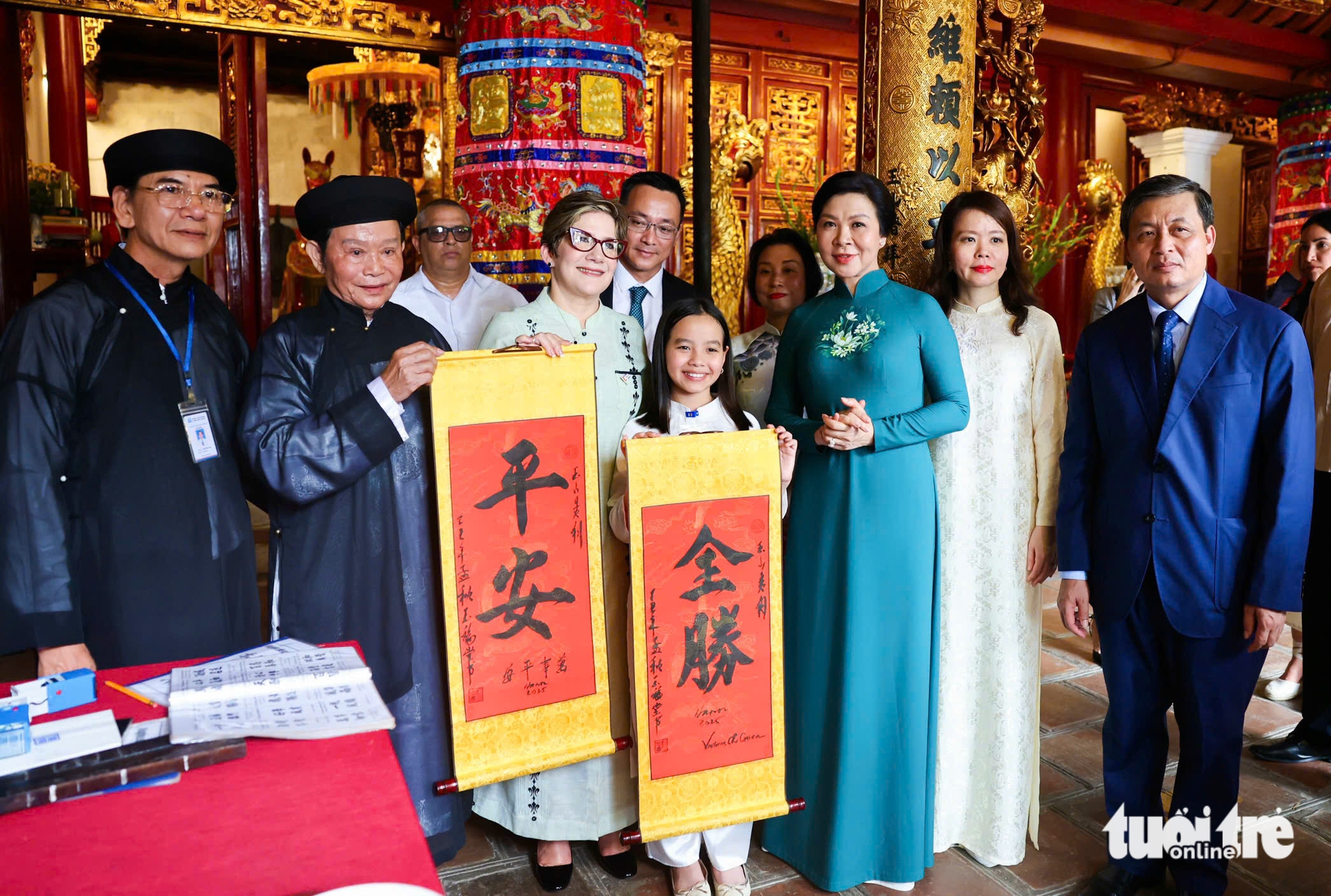 夫人吴芳丽与古巴领导人夫人在河内的感人重逢
