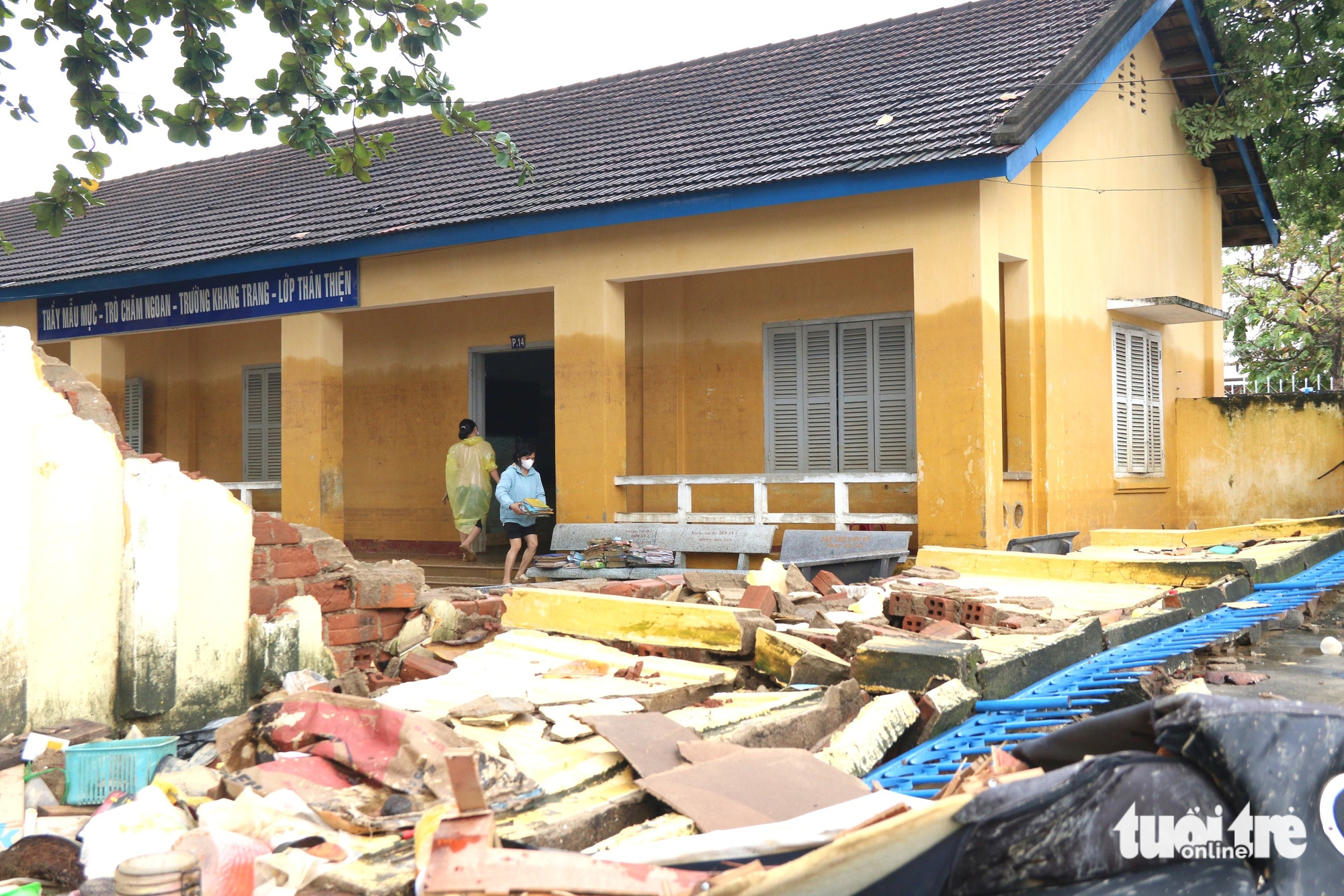 庆和省的学校在历史性洪水后一片狼藉，部队共同参与清理