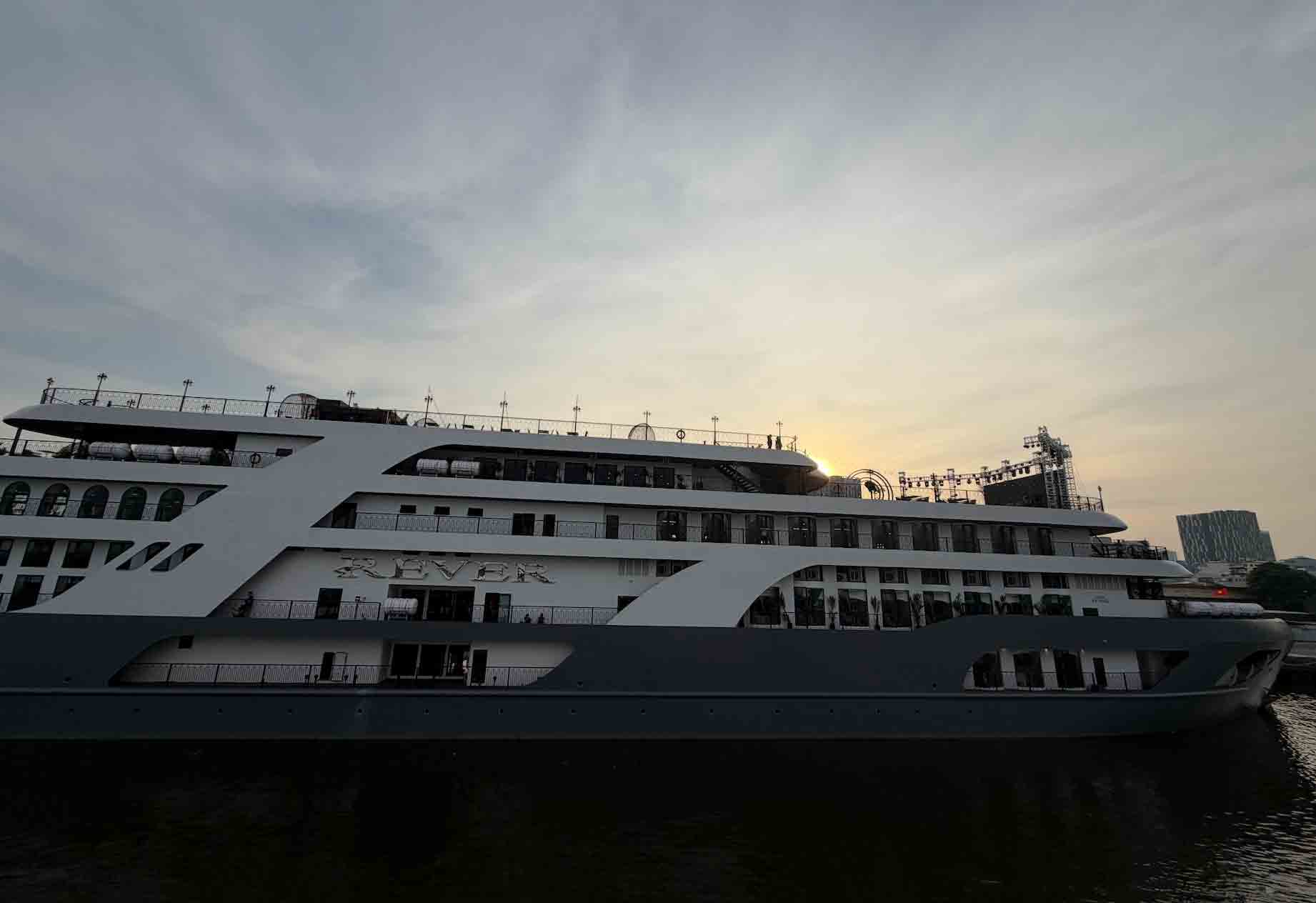 胡志明市热闹准备年末节日季