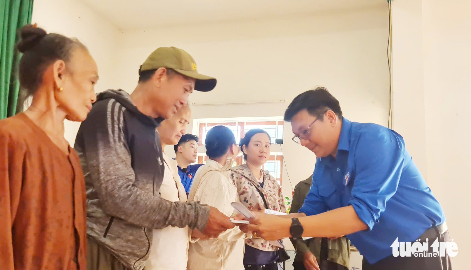 胡志明市青年向洪水灾区居民赠送礼物