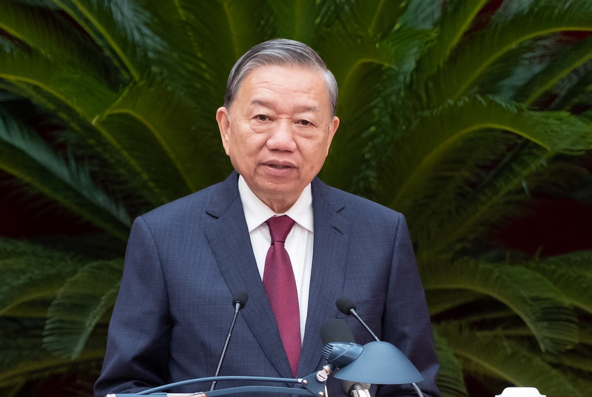 第十四届中央委员会会议闭幕：统一政治局、书记处第十四届人事推荐