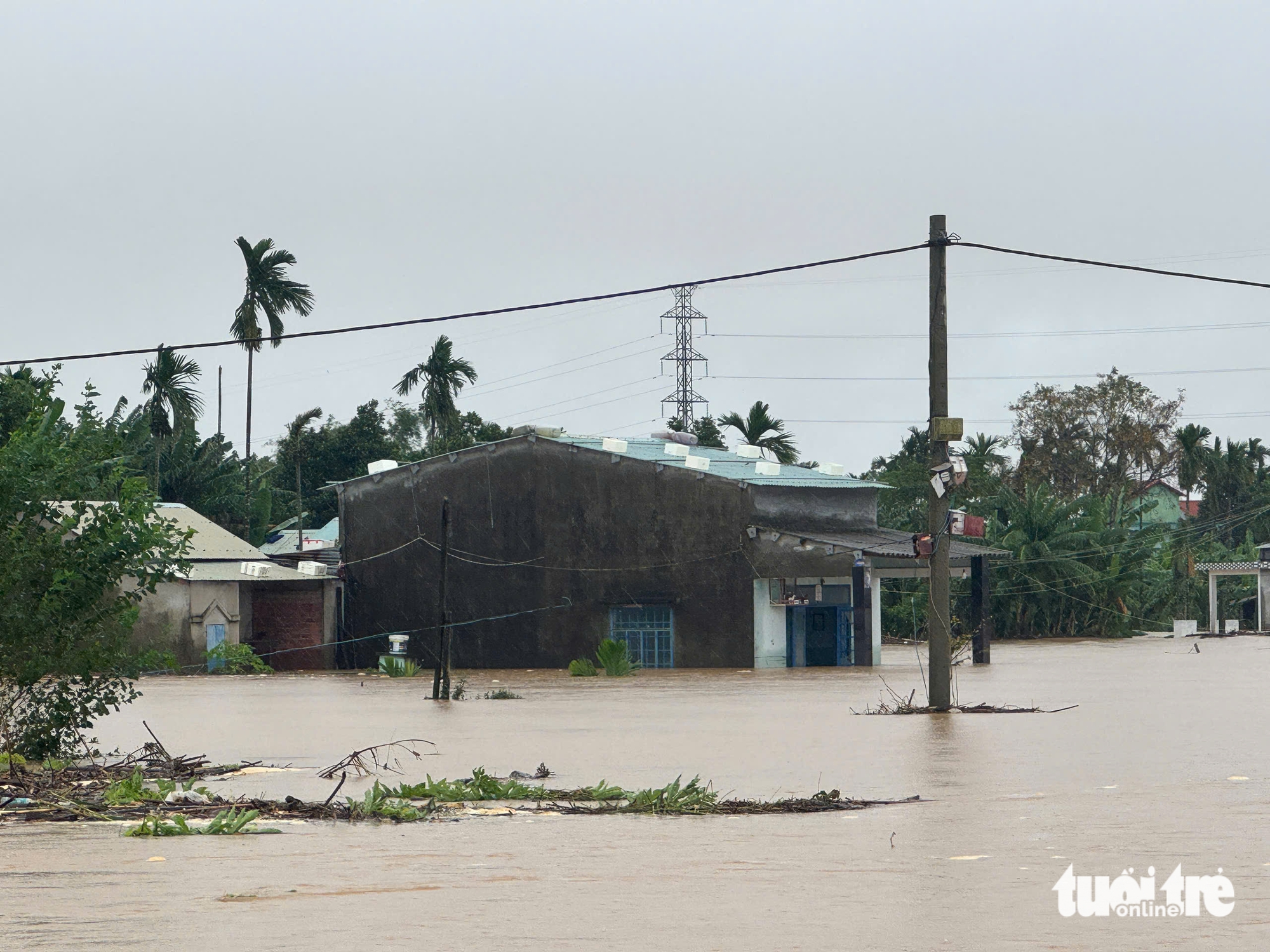 到今天早上，哪些道路尚未通车，中部哪些洪水地区停电？