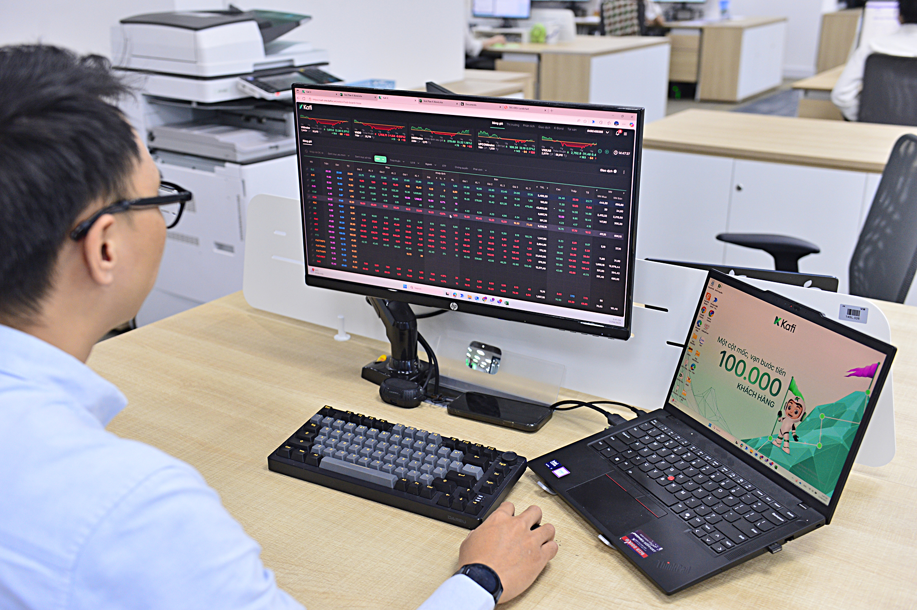 11月12日早间新闻：10个月贸易顺差超195亿美元；胡志明市面包中毒病例近300例