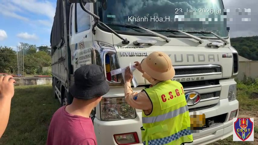 司机和卡车车主因在芽庄-金兰高速公路上违规被罚款高达1.03亿越南盾| 越南中文社｜越南新闻与政策信息中文平台