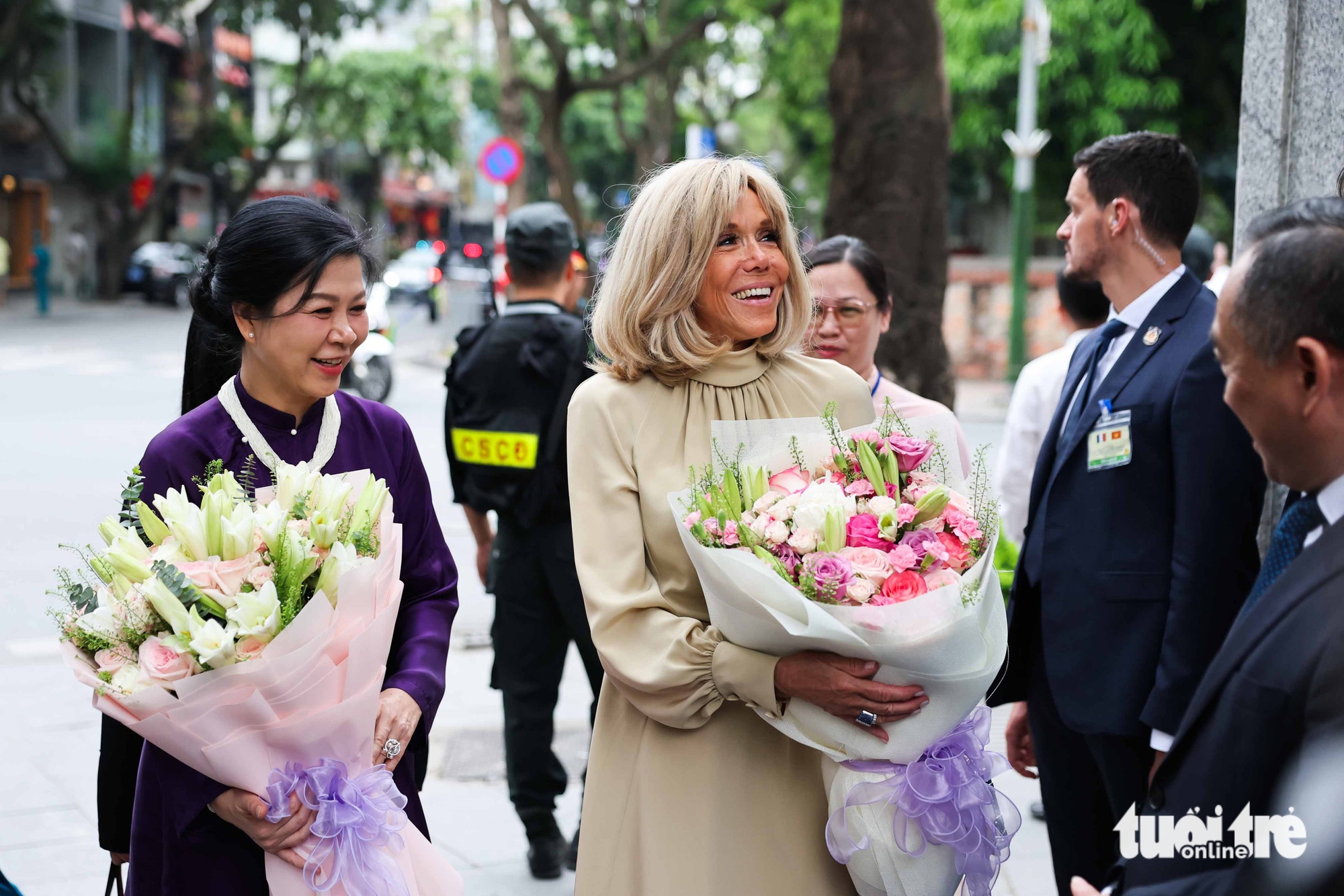 总书记夫人与法国总统夫人参观越南美术博物馆