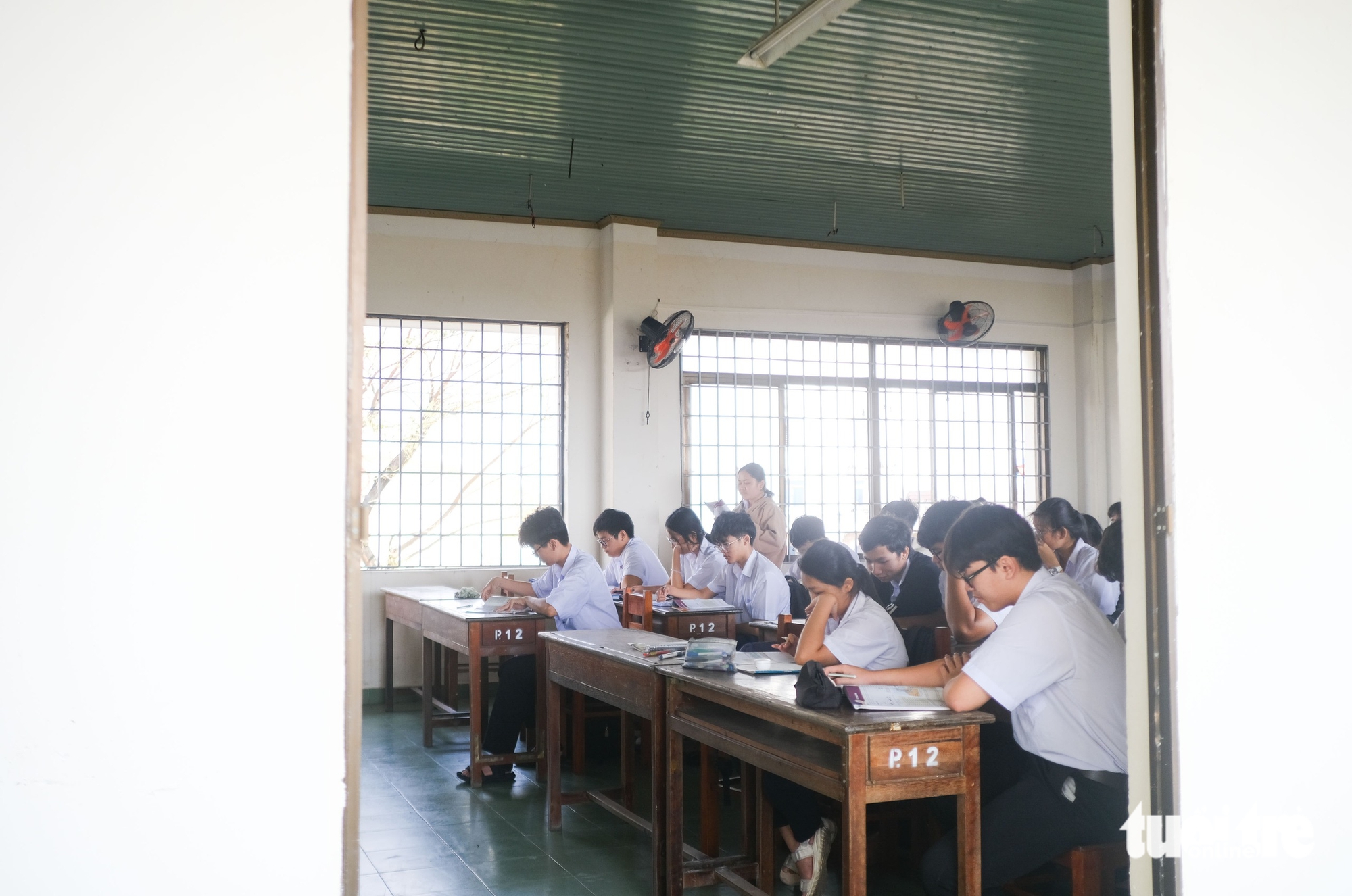 教室门、瓦屋顶被台风刮走，学生仍返校