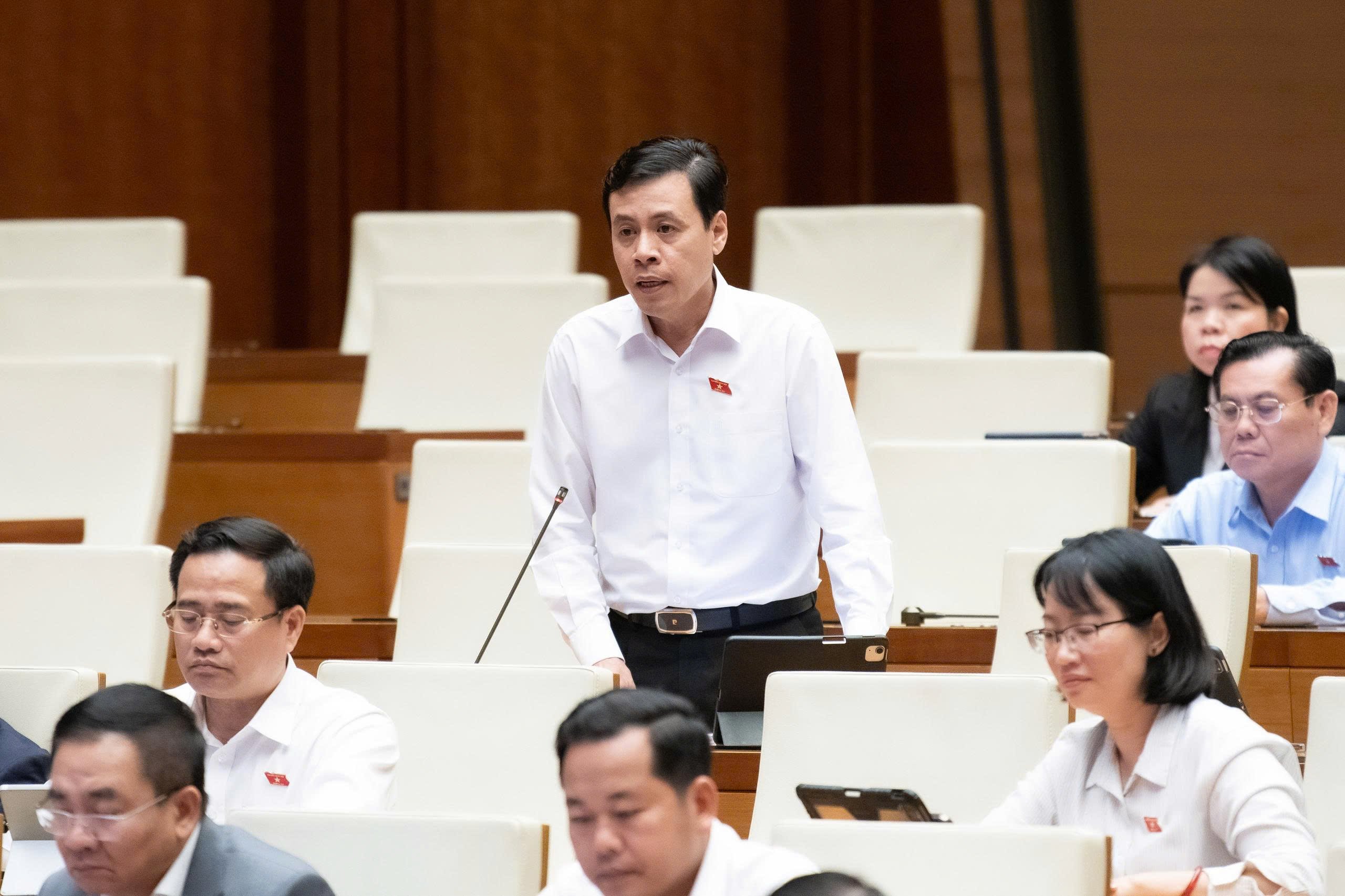 代表陈英俊：科目数量是其他国家的两倍，应减少以便学生'能够吸收'