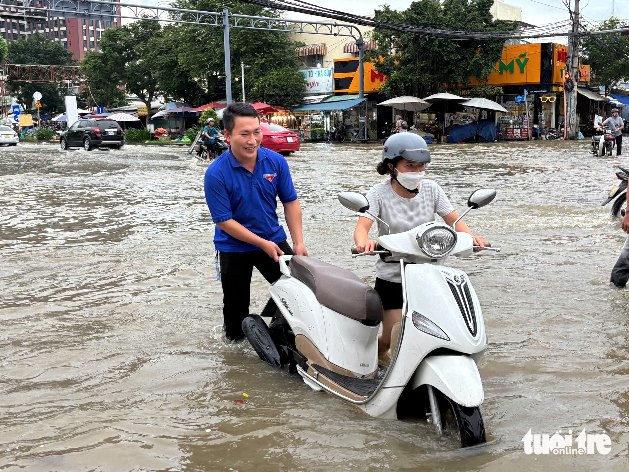 潮汐越过Thanh Đa的屏障，在Hiệp Phước淹没半辆车