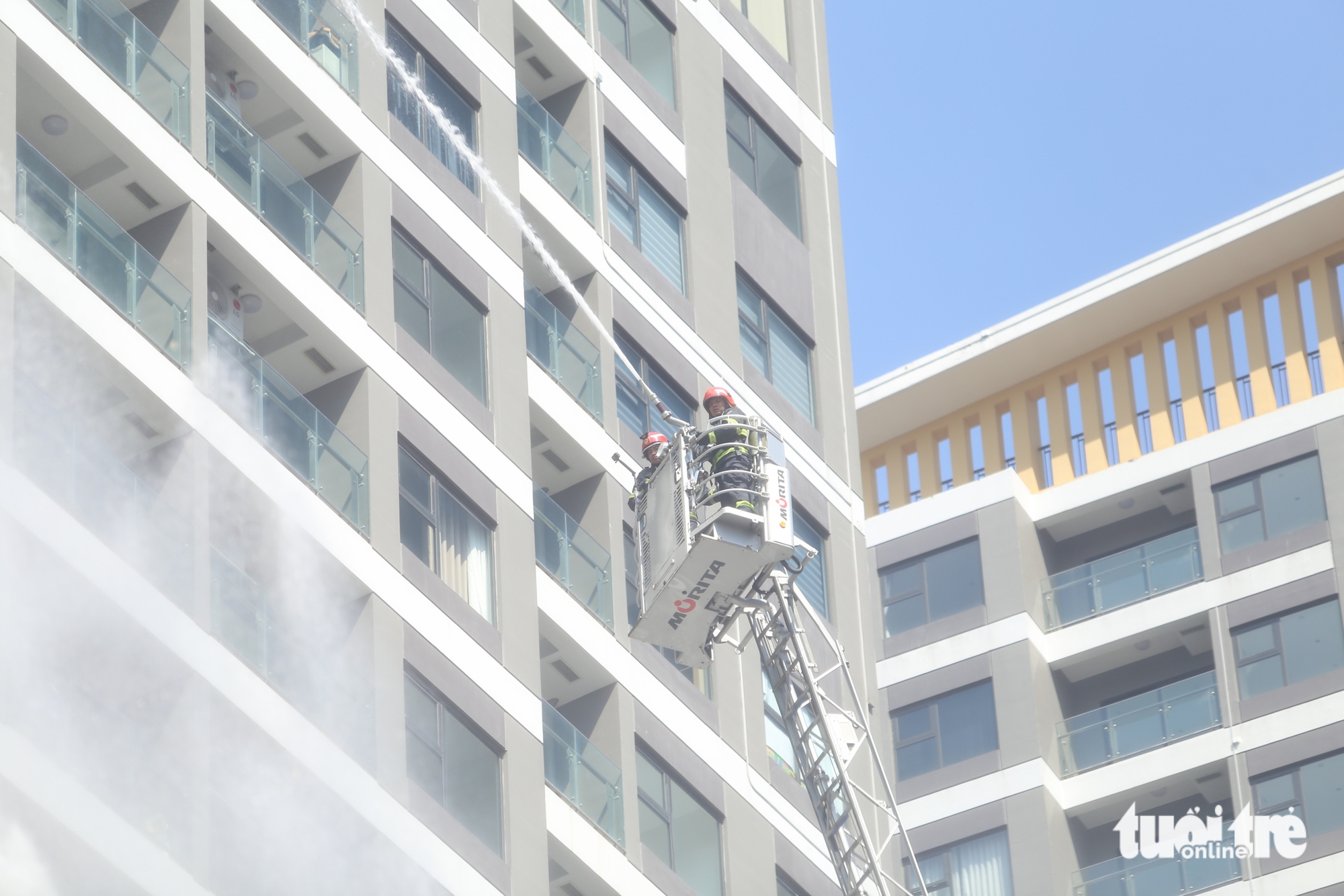 超过3000人在公寓楼进行消防和救援演练