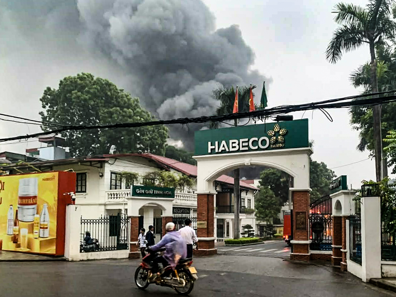 河内啤酒厂发生火灾，黑烟滚滚