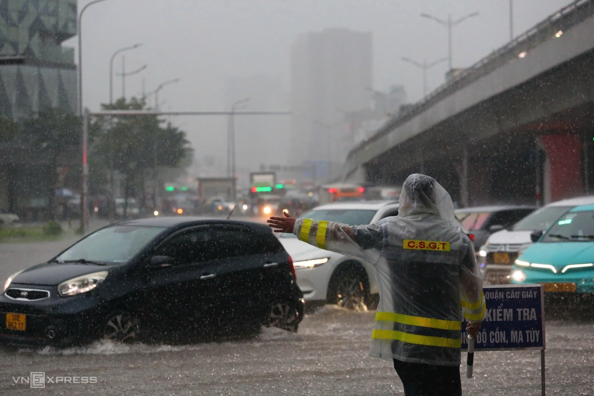居民在桥下避雨，涉水寻找回家路
