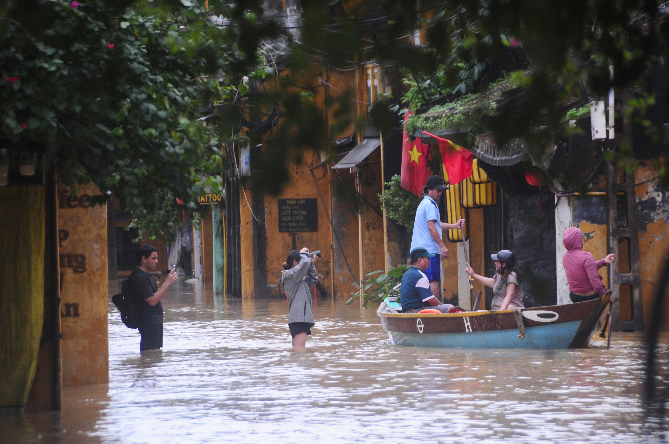 外国人在会安的历史洪水体验之旅