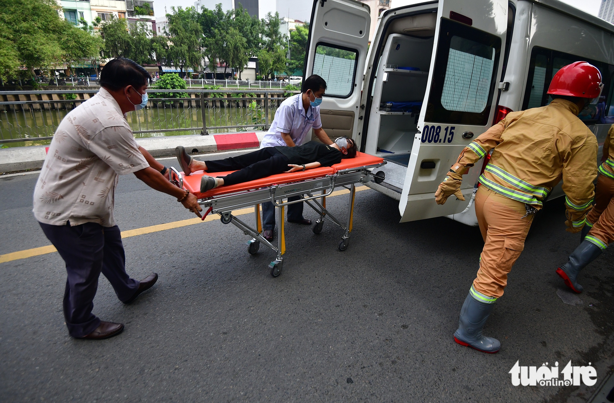 春和坊进行消防演练，指导居民在封闭场所逃生