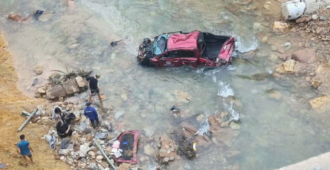 皮卡车被撞过护栏坠入溪流