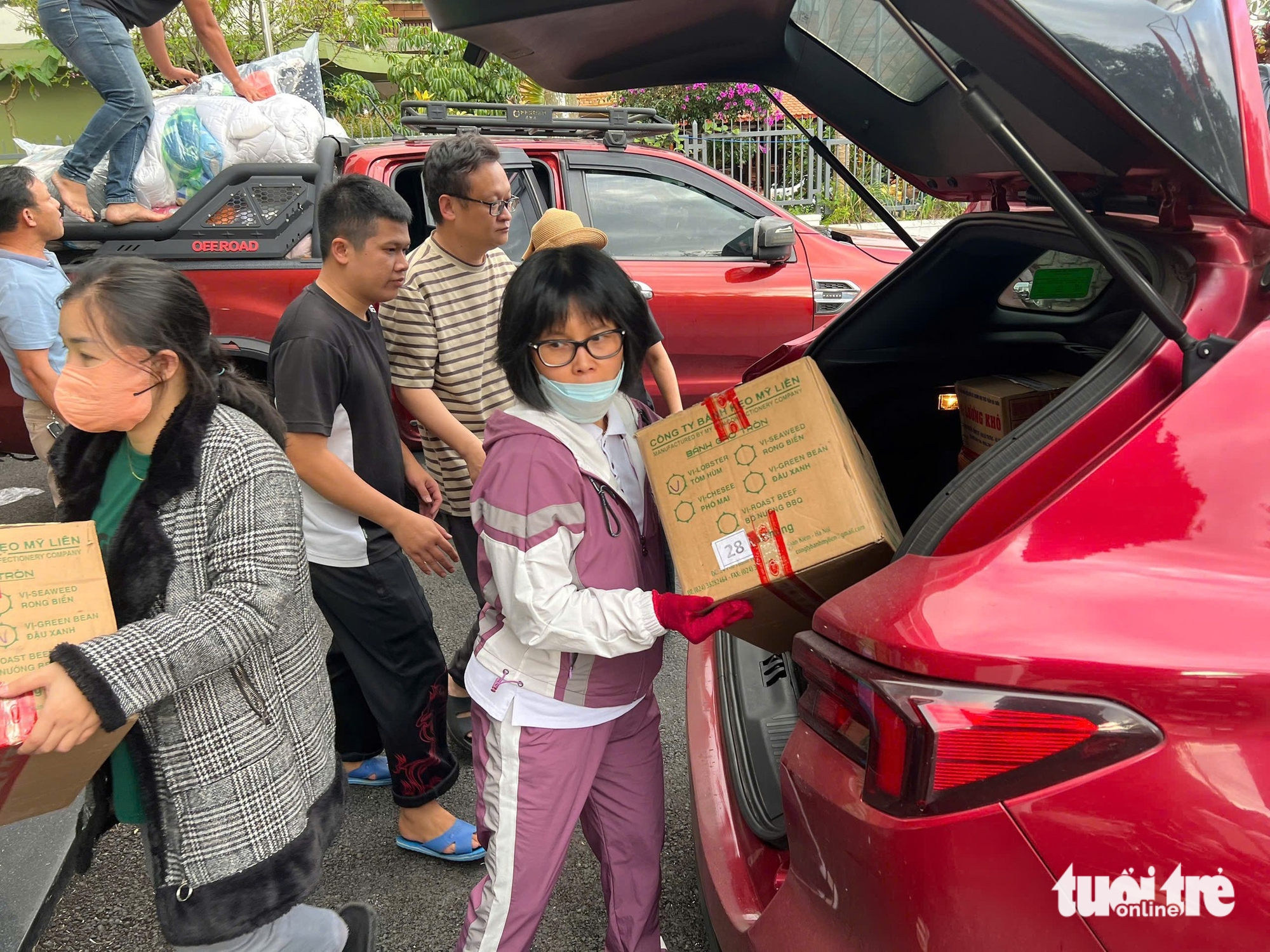 林同灾区向富安旧地送礼物，共同在洪水后站起来