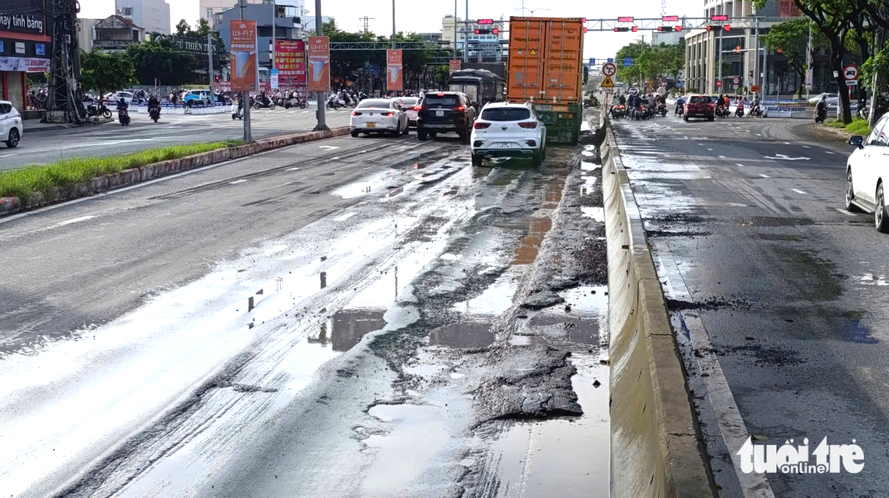 岘港市中心的主干道如同'犁过的田地'
