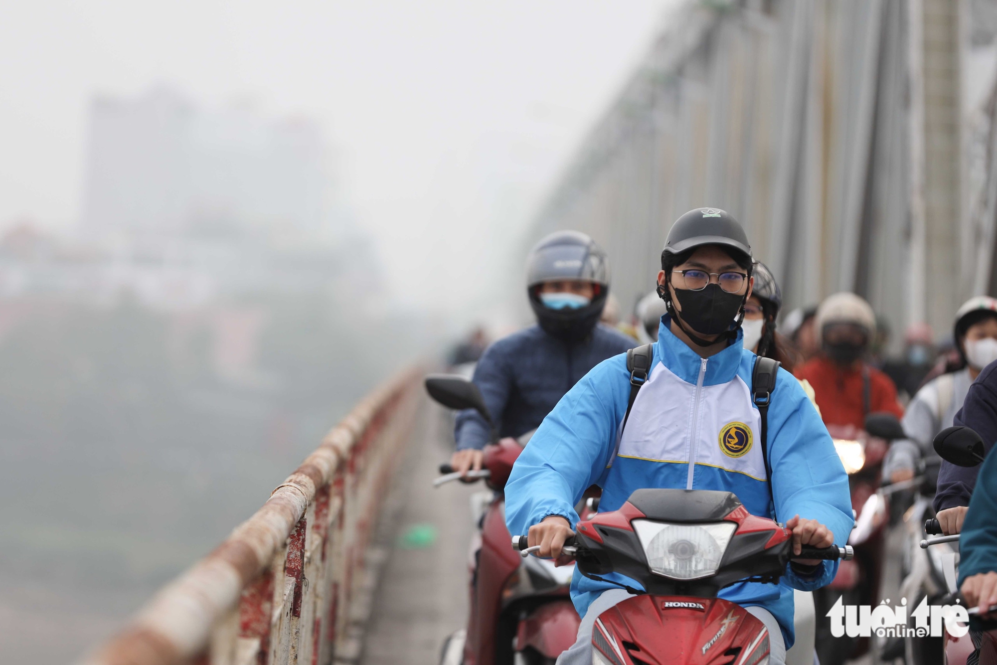 中午时分雾气依然浓密，河内宛如沙巴