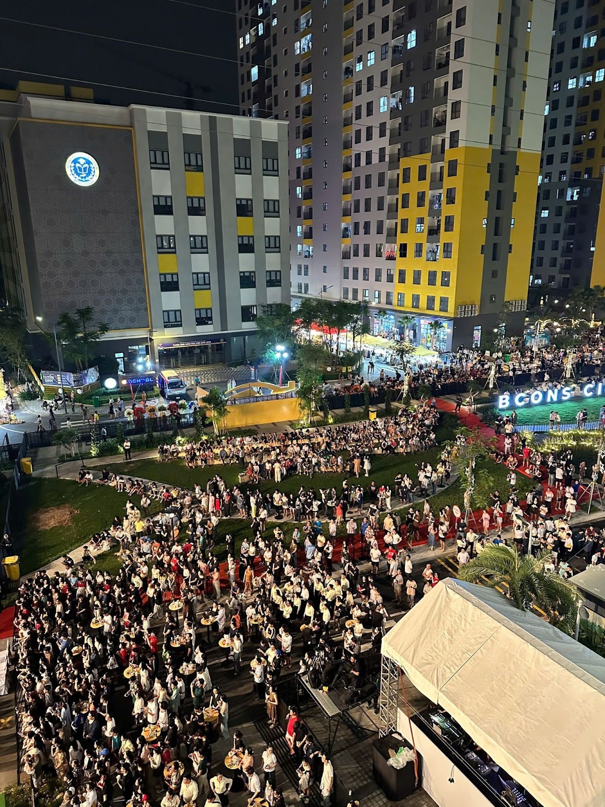 在东部地区临街城市区拥有带产权证的联排别墅