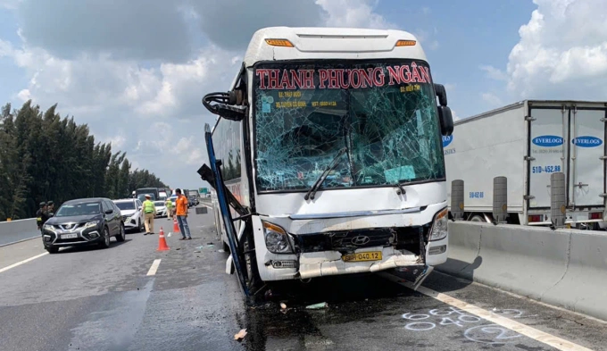 两辆卧铺客车在忠良高速上相撞