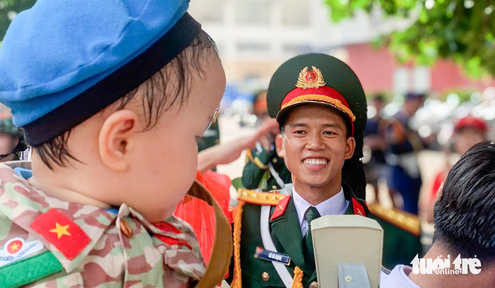 阅兵队伍在人民的欢呼声中行进
