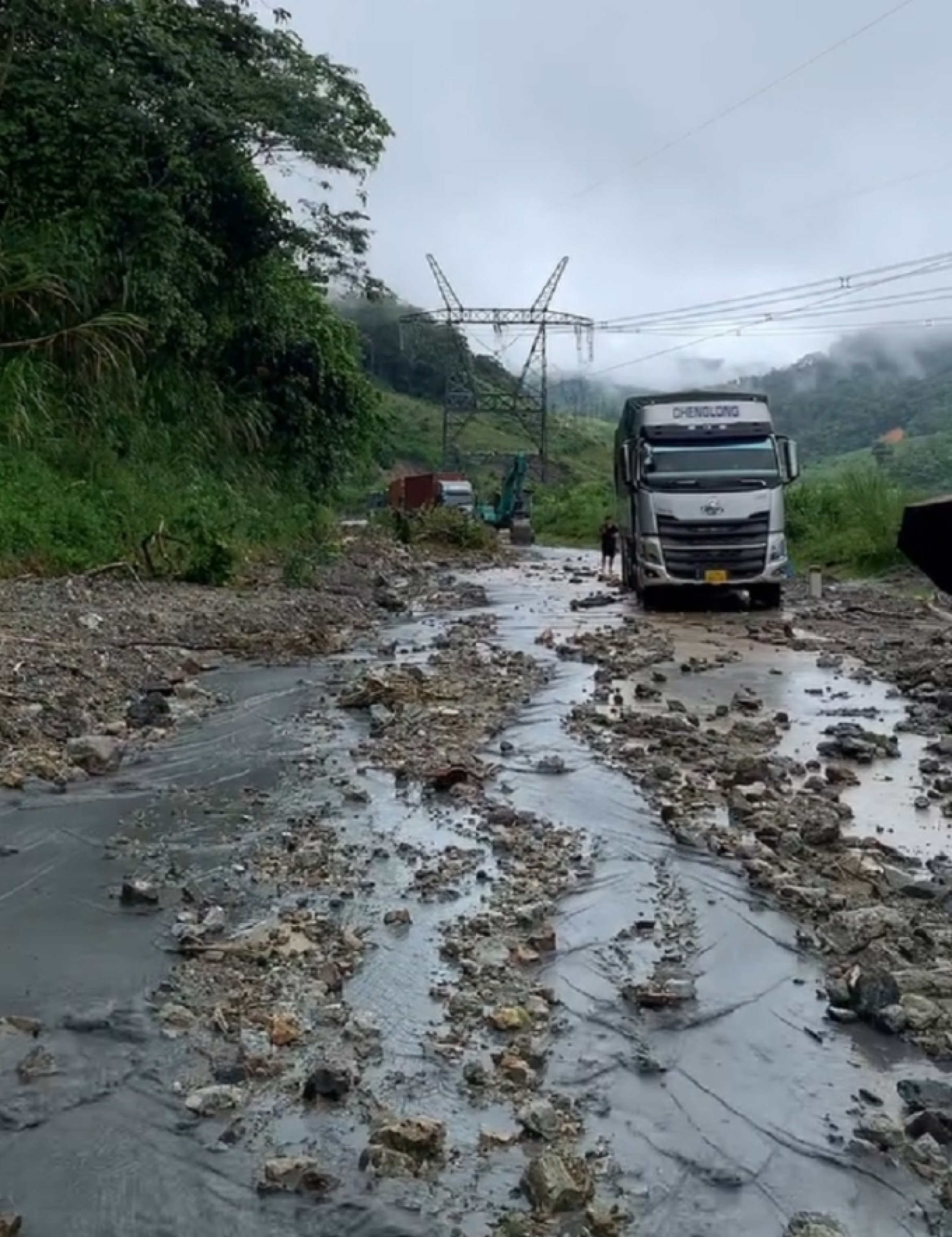洛索山口继续发生山体滑坡,50人被困四天