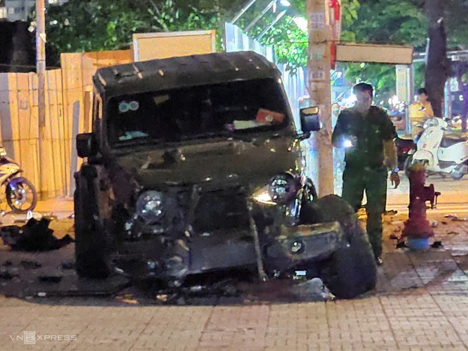 胡志明市汽车撞上7辆摩托车，母子俩死亡