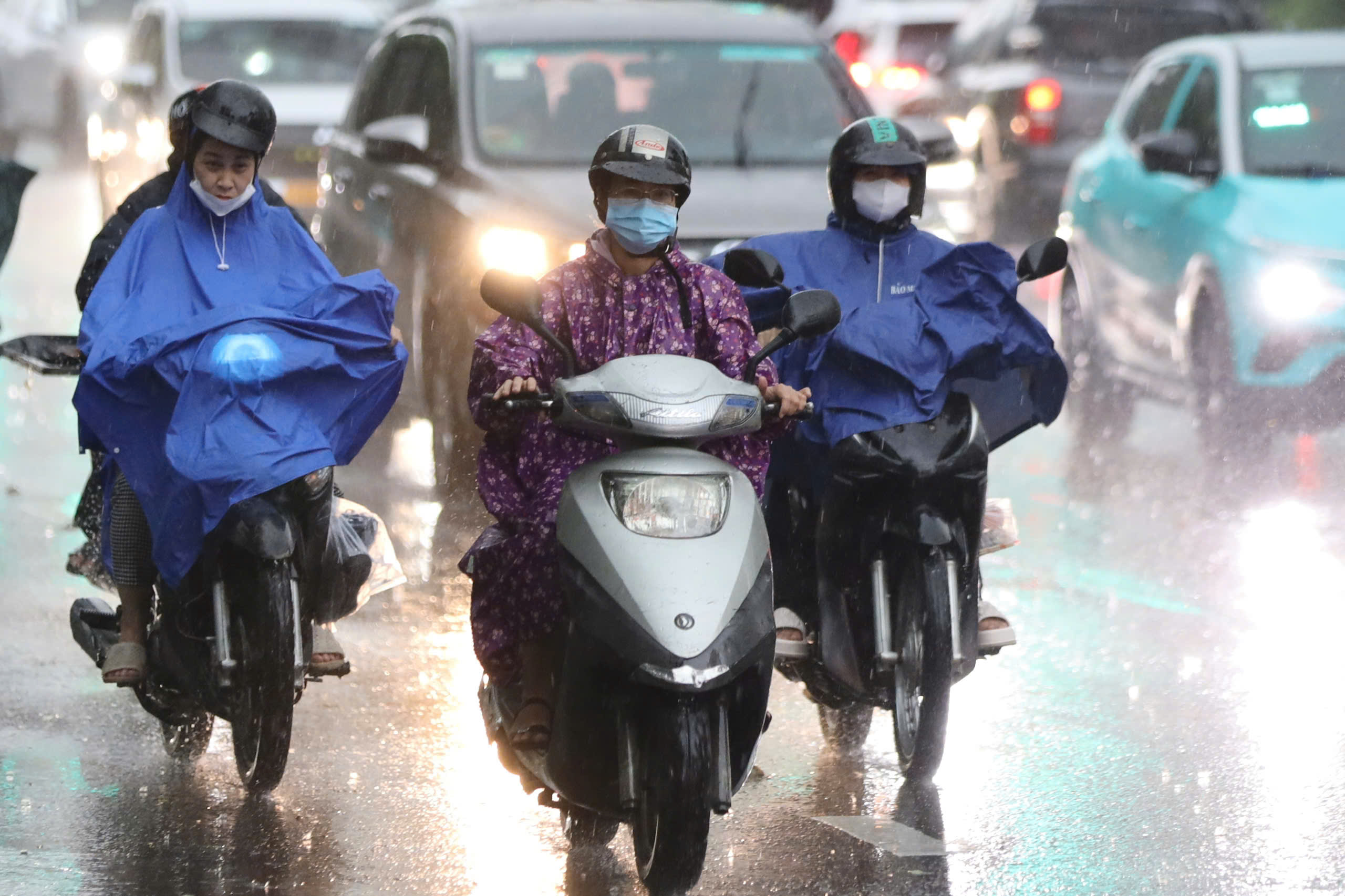 今天6月8日的天气：北部白天晴朗，下午有雨，南部大雨