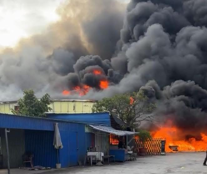 海防市皮革鞋业公司发生大火，火焰浓烟滚滚
