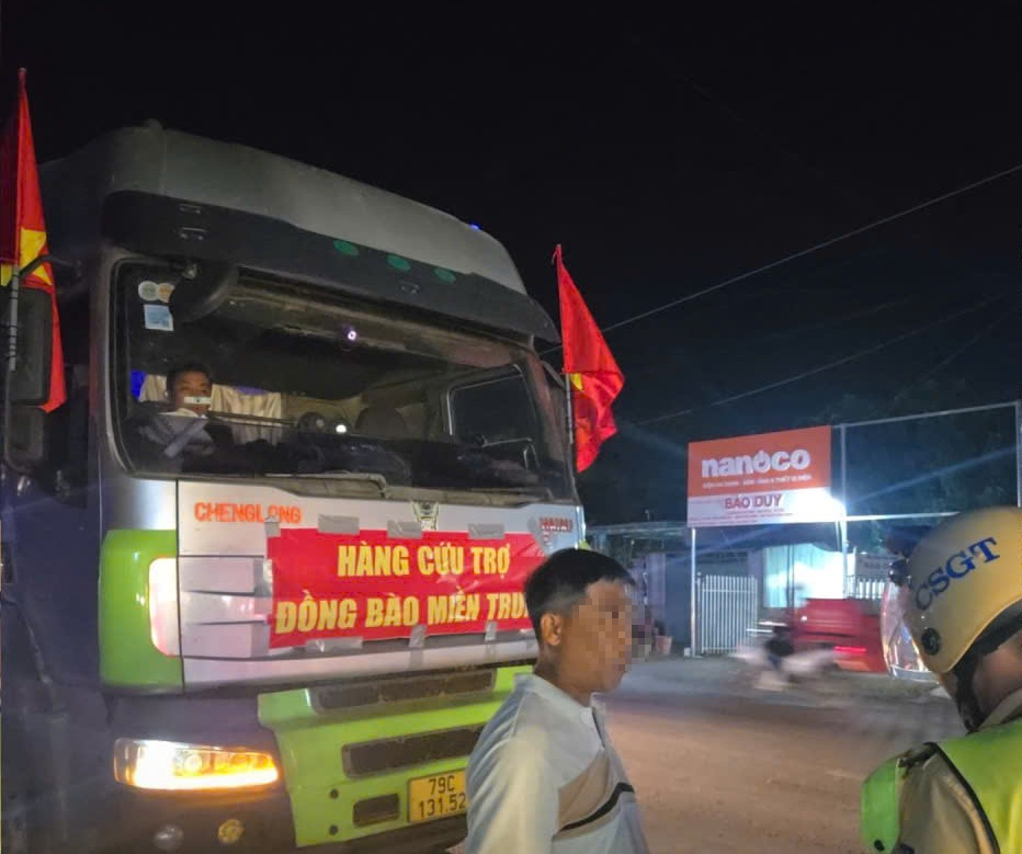 在货车上贴救援物资横幅以超载运输大米的行为应受谴责