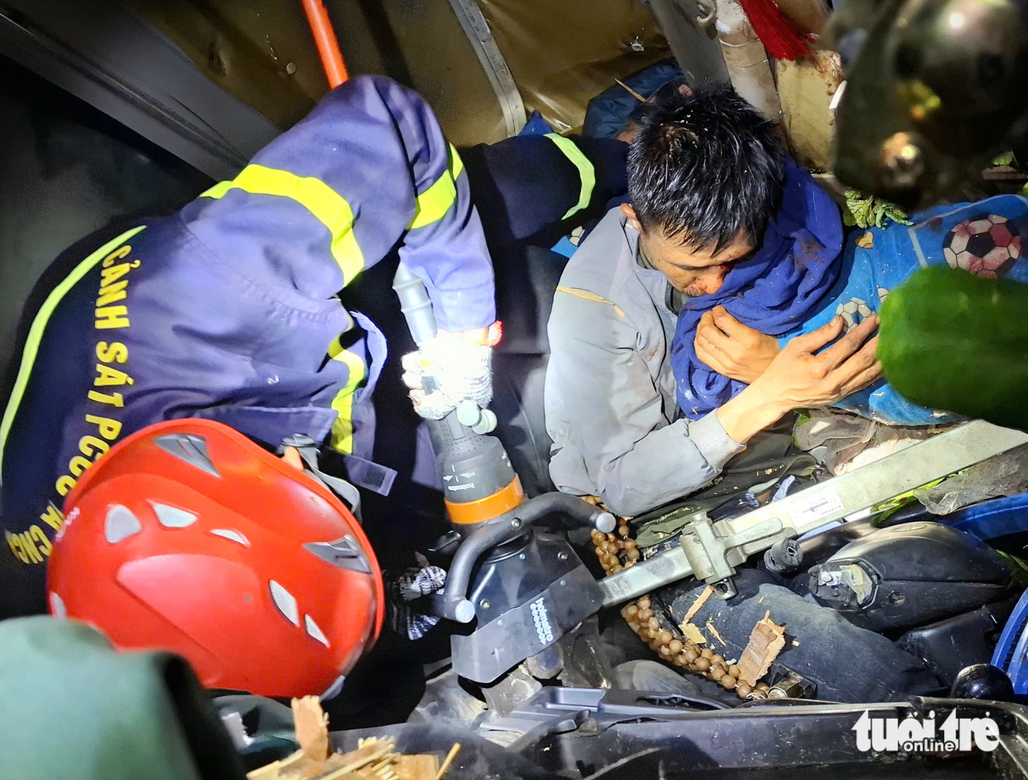公安连夜救出被困驾驶室的司机
