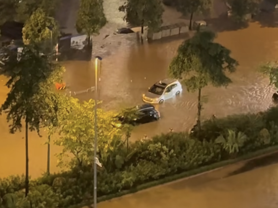河内大雨如注，多条街道深积水