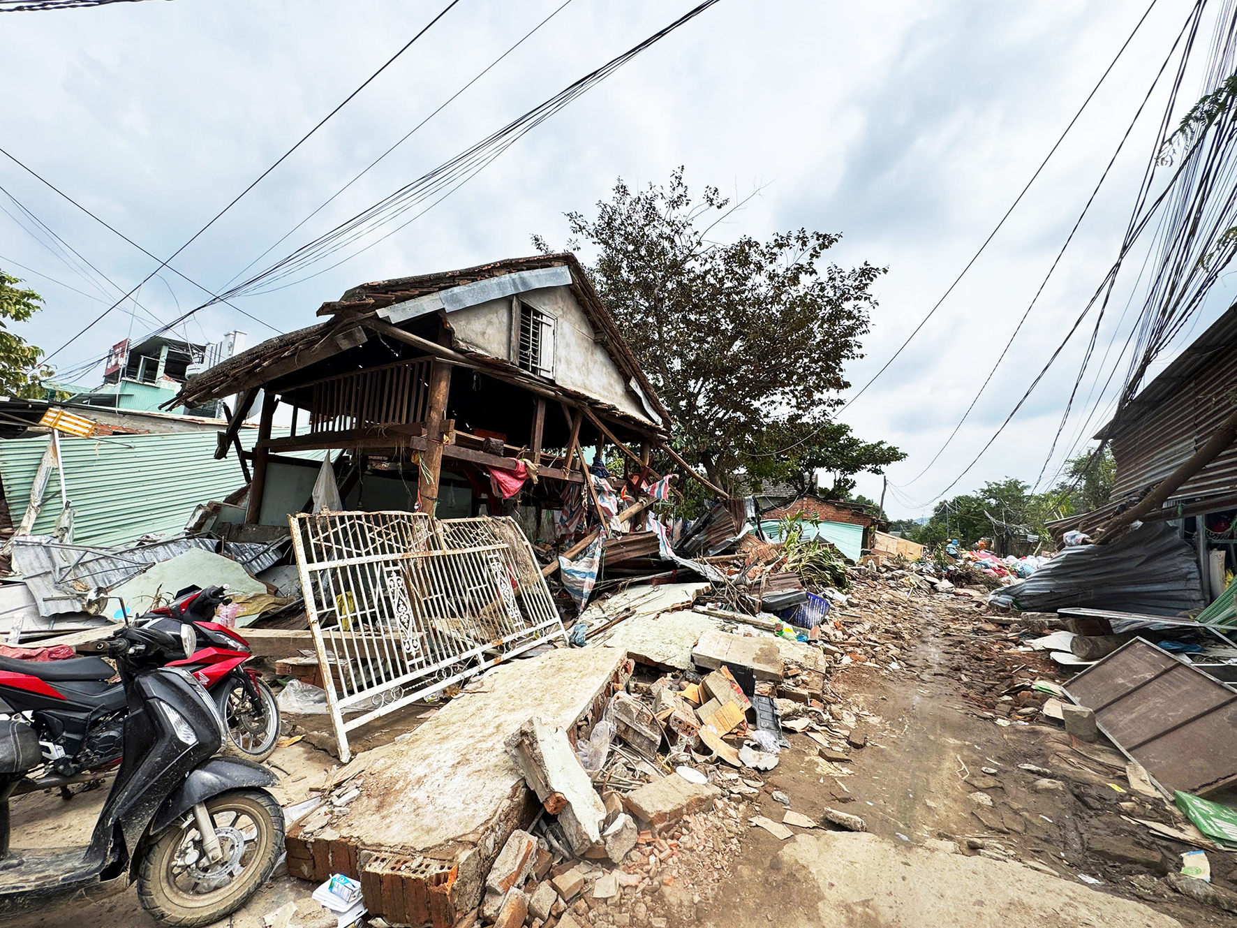 历史性洪水在居民区留下‘新河流’