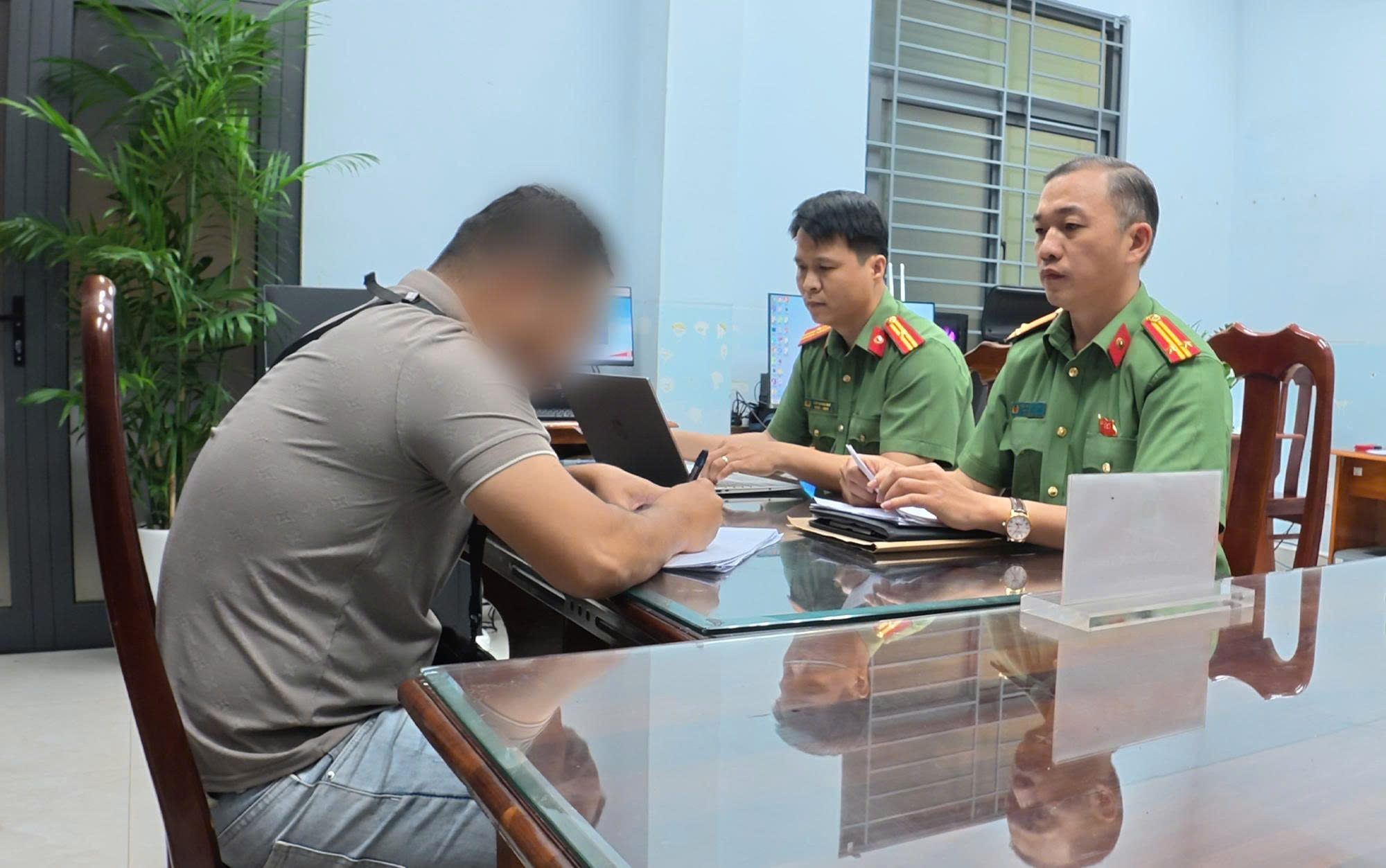 因在黎忠科帖子中发表虚假评论、歪曲党的领导被罚款750万越南盾| 越南中文社｜越南新闻与政策信息中文平台