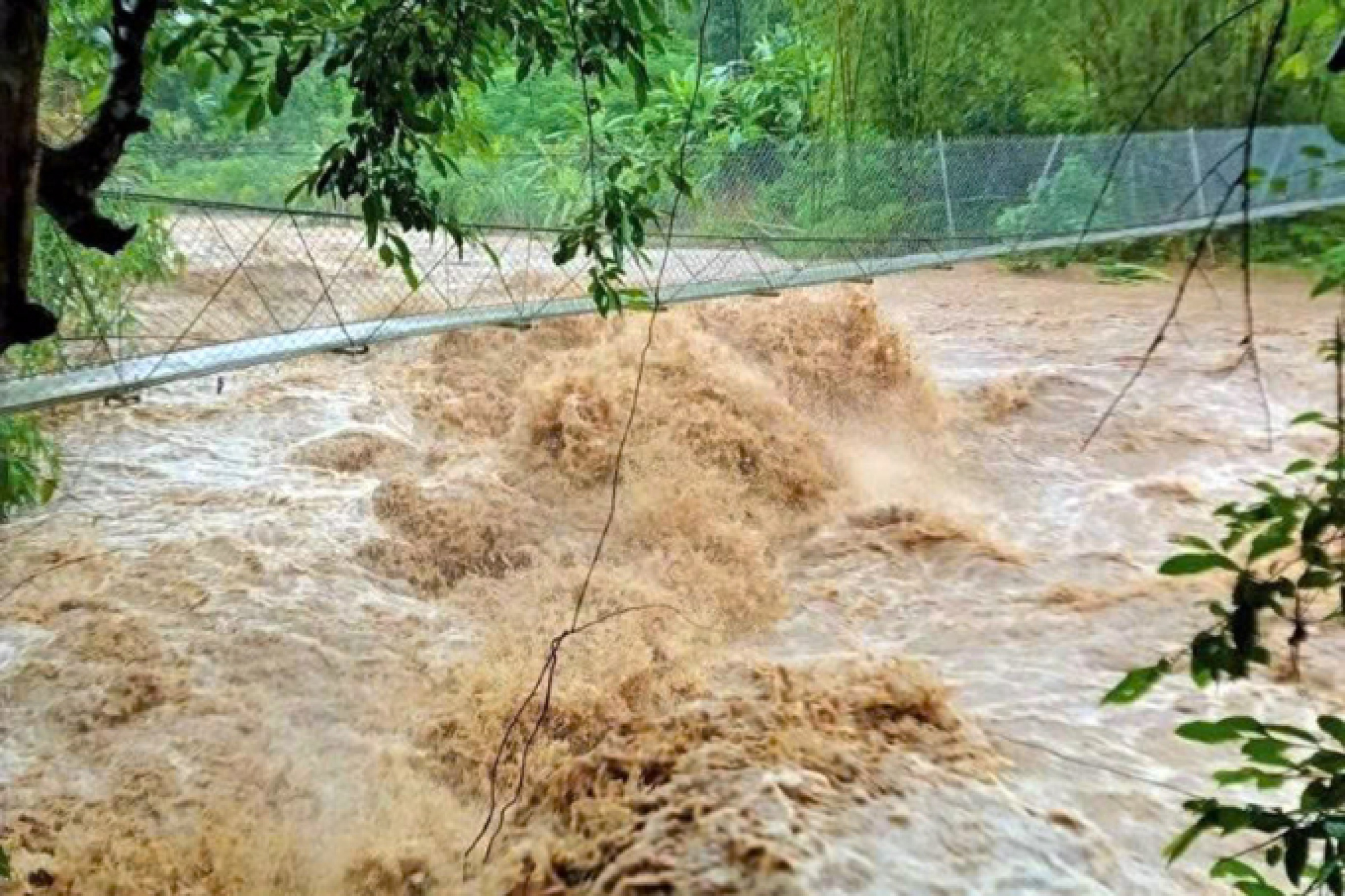 岘港大雨中两人死亡