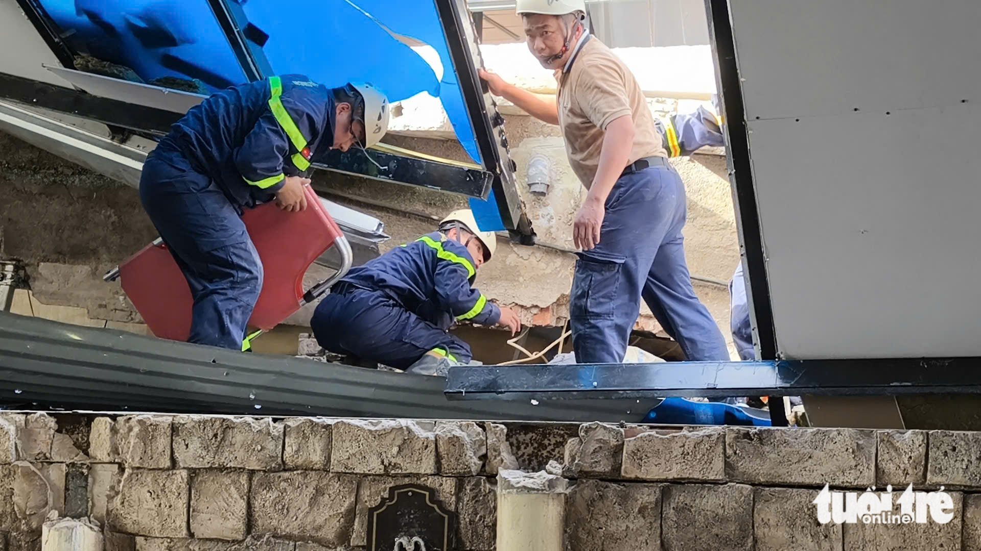 屋顶横梁坍塌，一名工人死亡